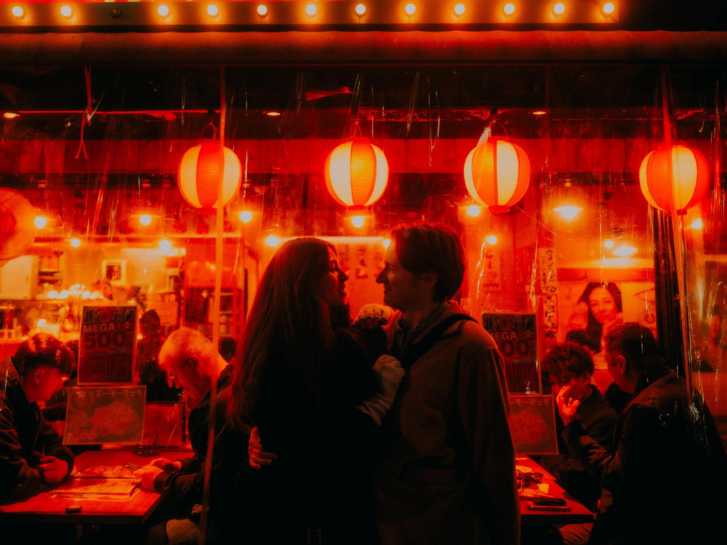 21-tokyo-izakaya-red-glow-landscape-leica-q3.jpg