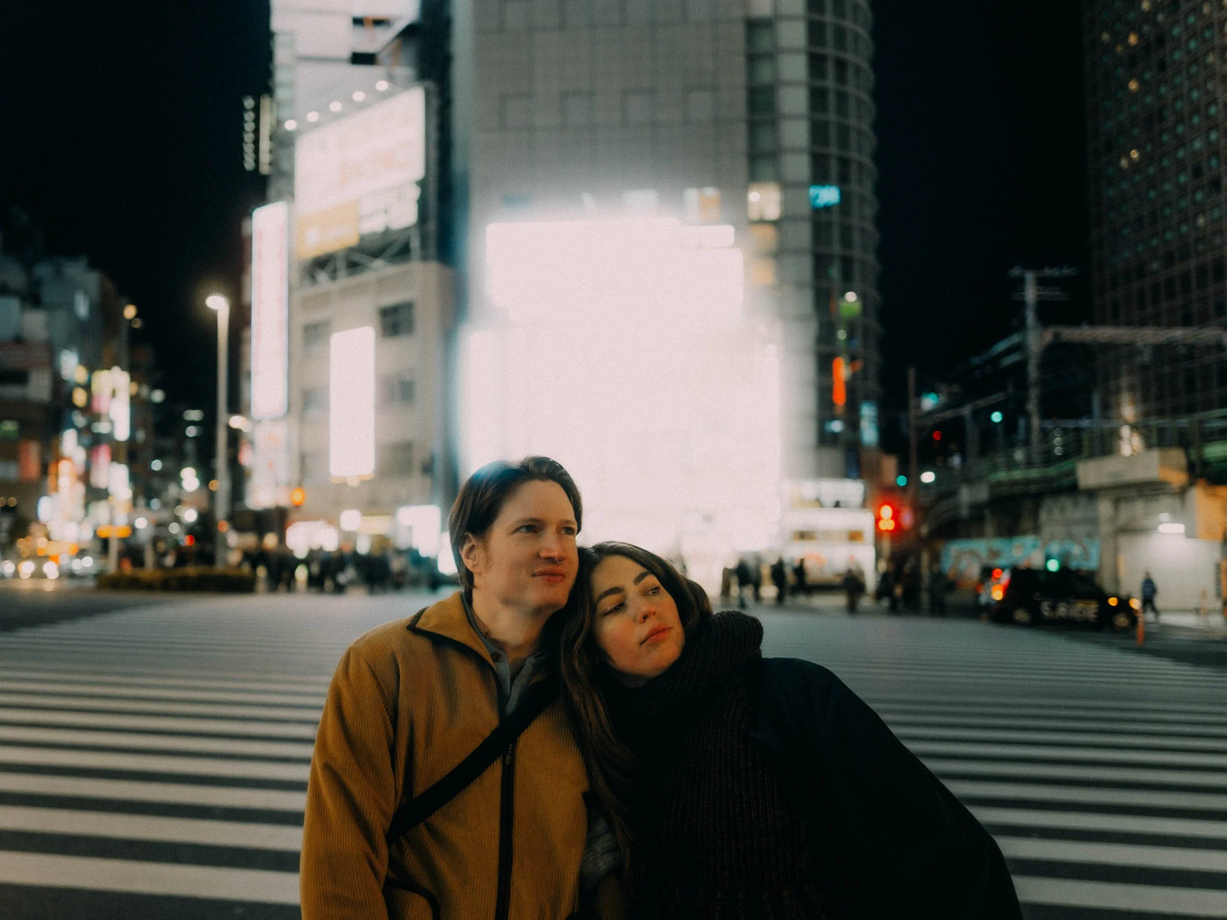 27-tokyo-shinjuku-crosswalk-lean-landscape-leica-q3.jpg
