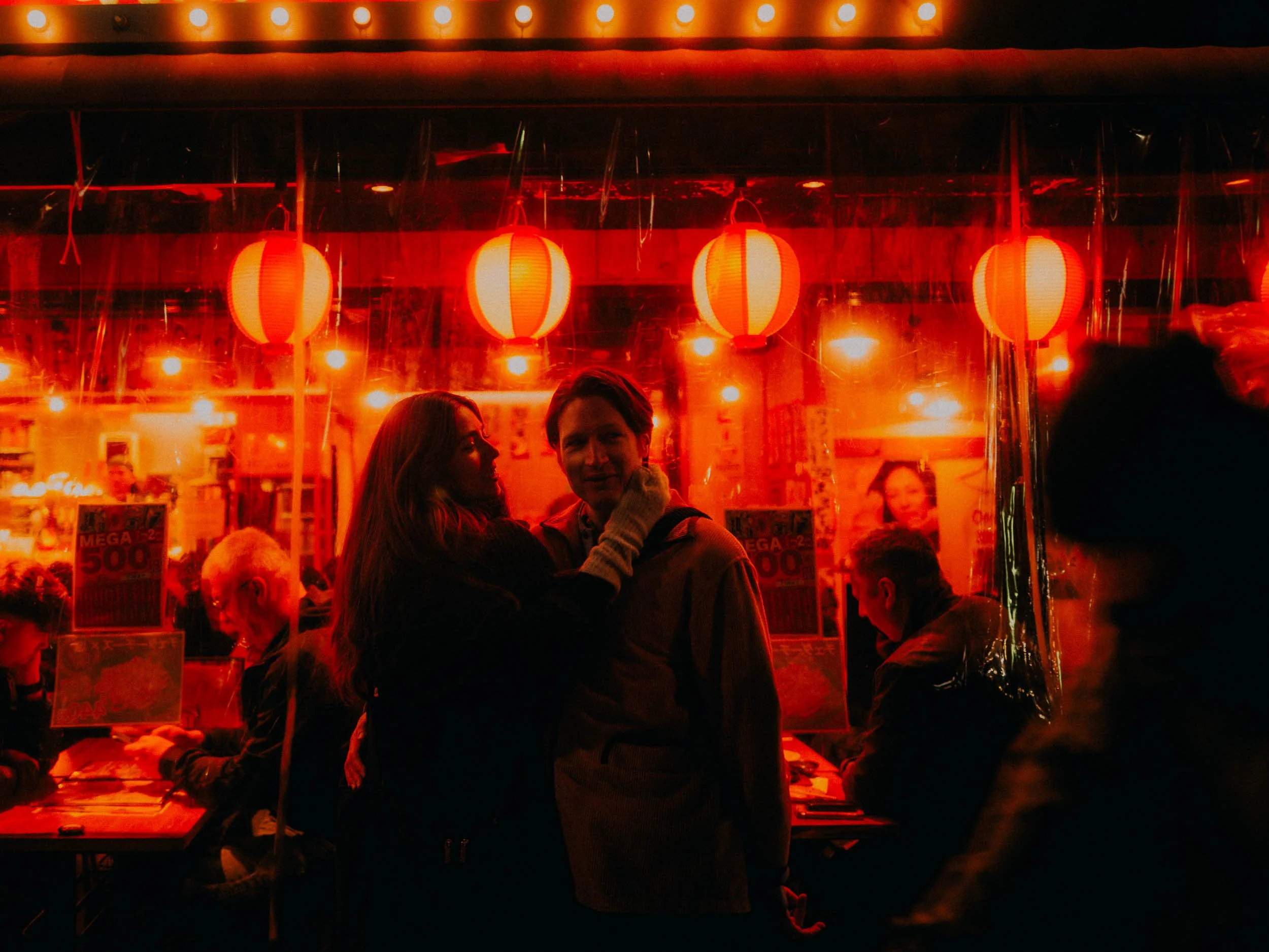 29-tokyo-izakaya-noir-red-lanterns-landscape-leica-q3.jpg