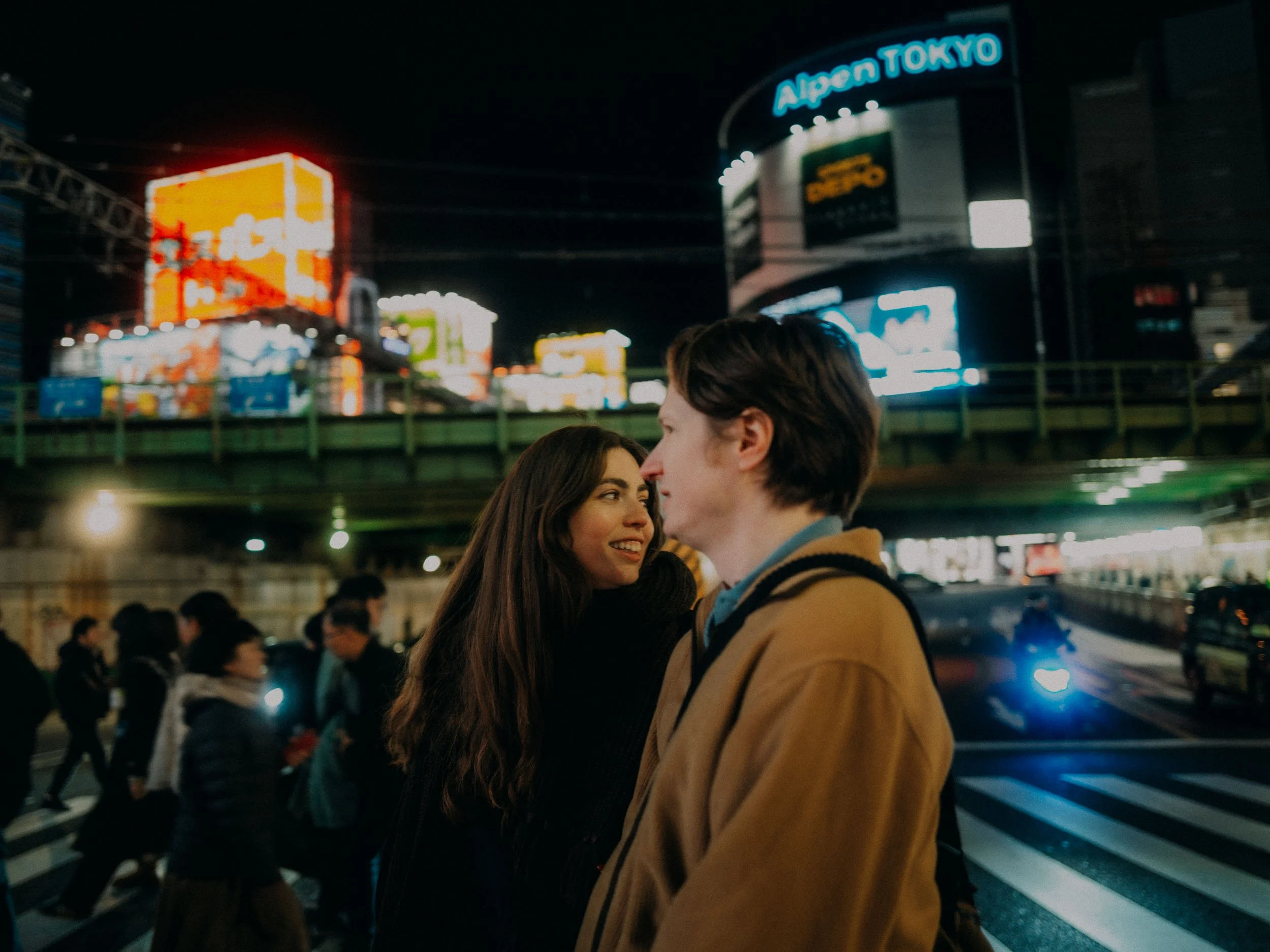 32-tokyo-shinjuku-night-crossing-landscape-leica-q3.jpg