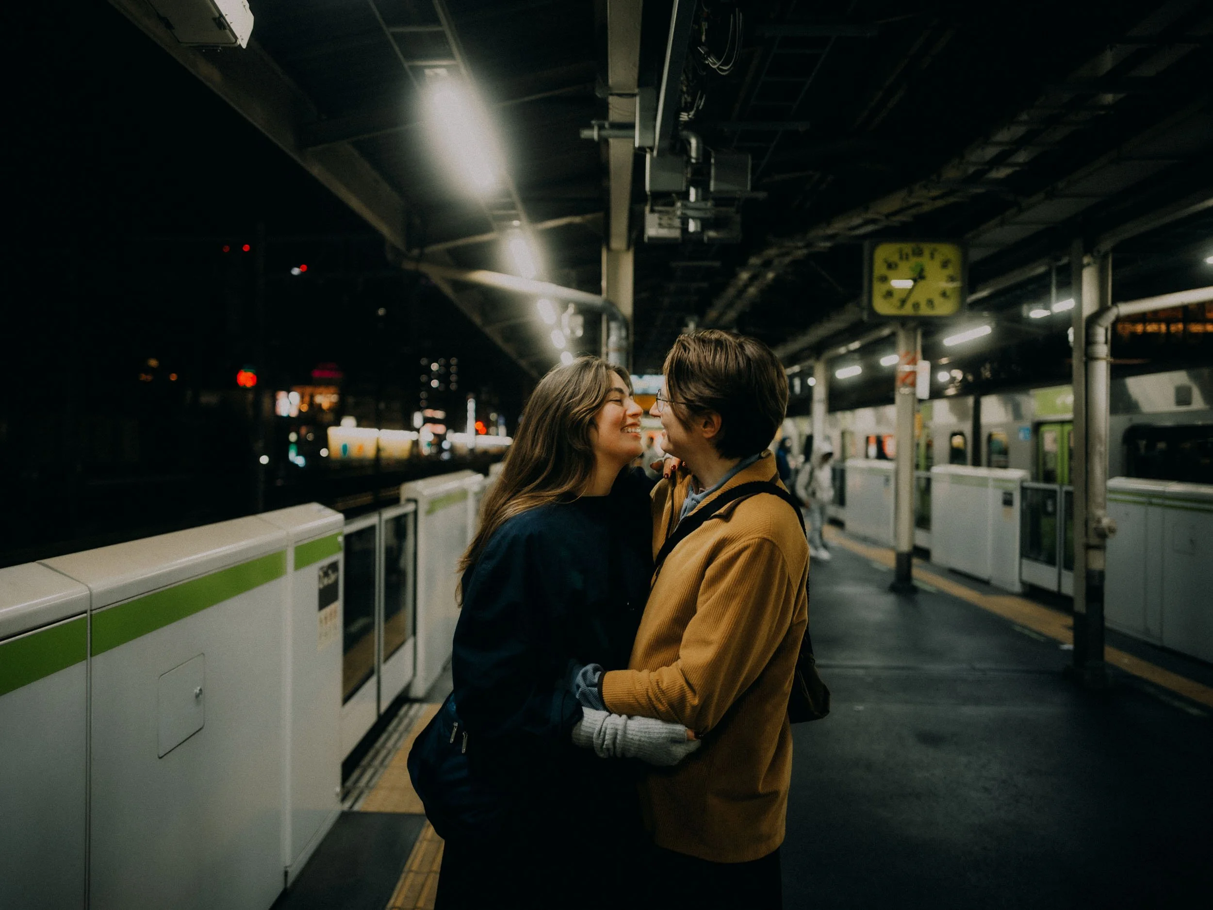 34-tokyo-train-station-kiss-moment-landscape-leica-q3.jpg