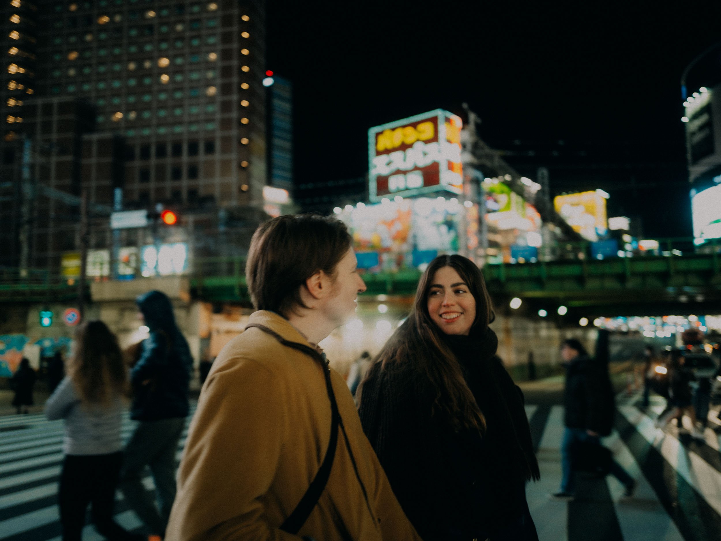 35-tokyo-shinjuku-crosswalk-night-landscape-leica-q3.jpg