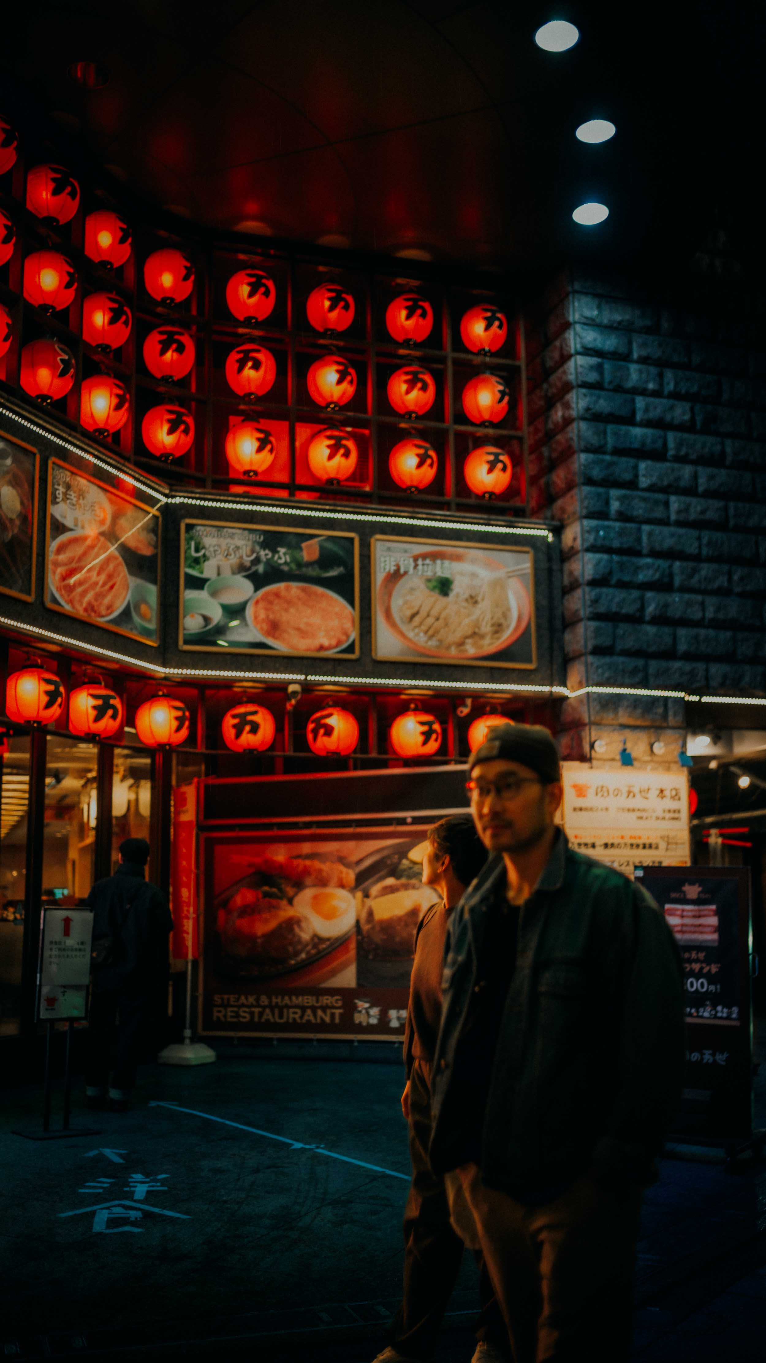 5-tokyo-kanda-lantern-wall-portrait-leica-sl2.jpg