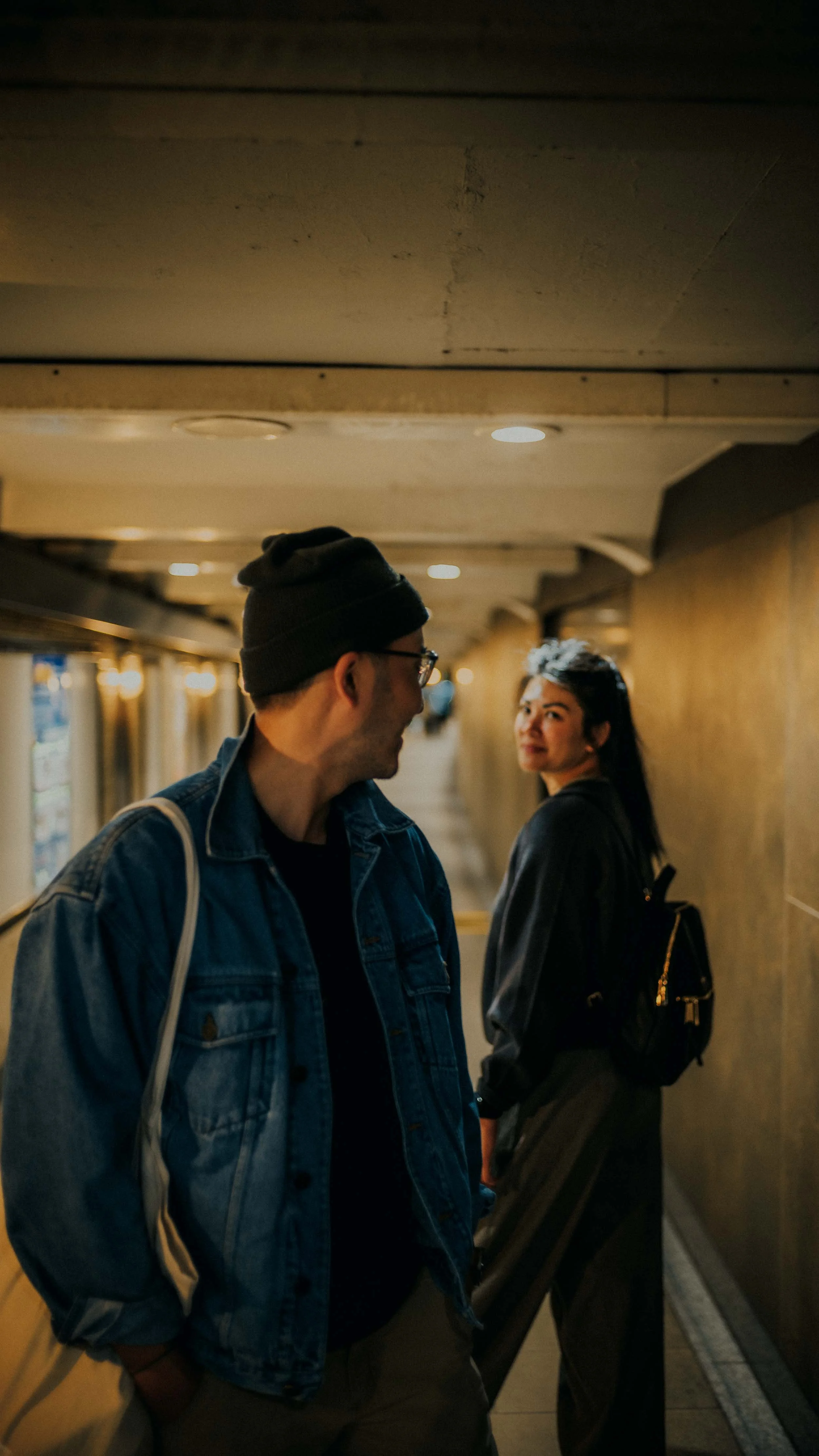 10-tokyo-subway-passage-lookback-portrait-leica-sl2.jpg