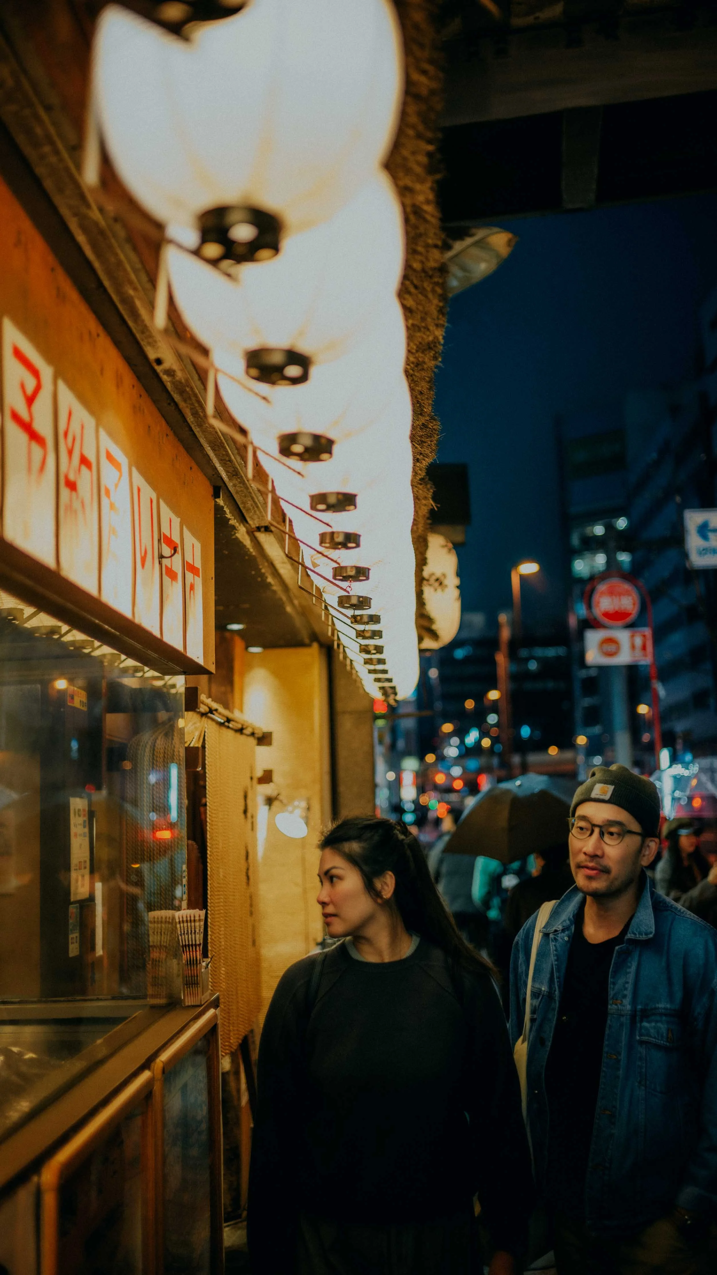 14-tokyo-izakaya-lantern-row-portrait-leica-sl2.jpg