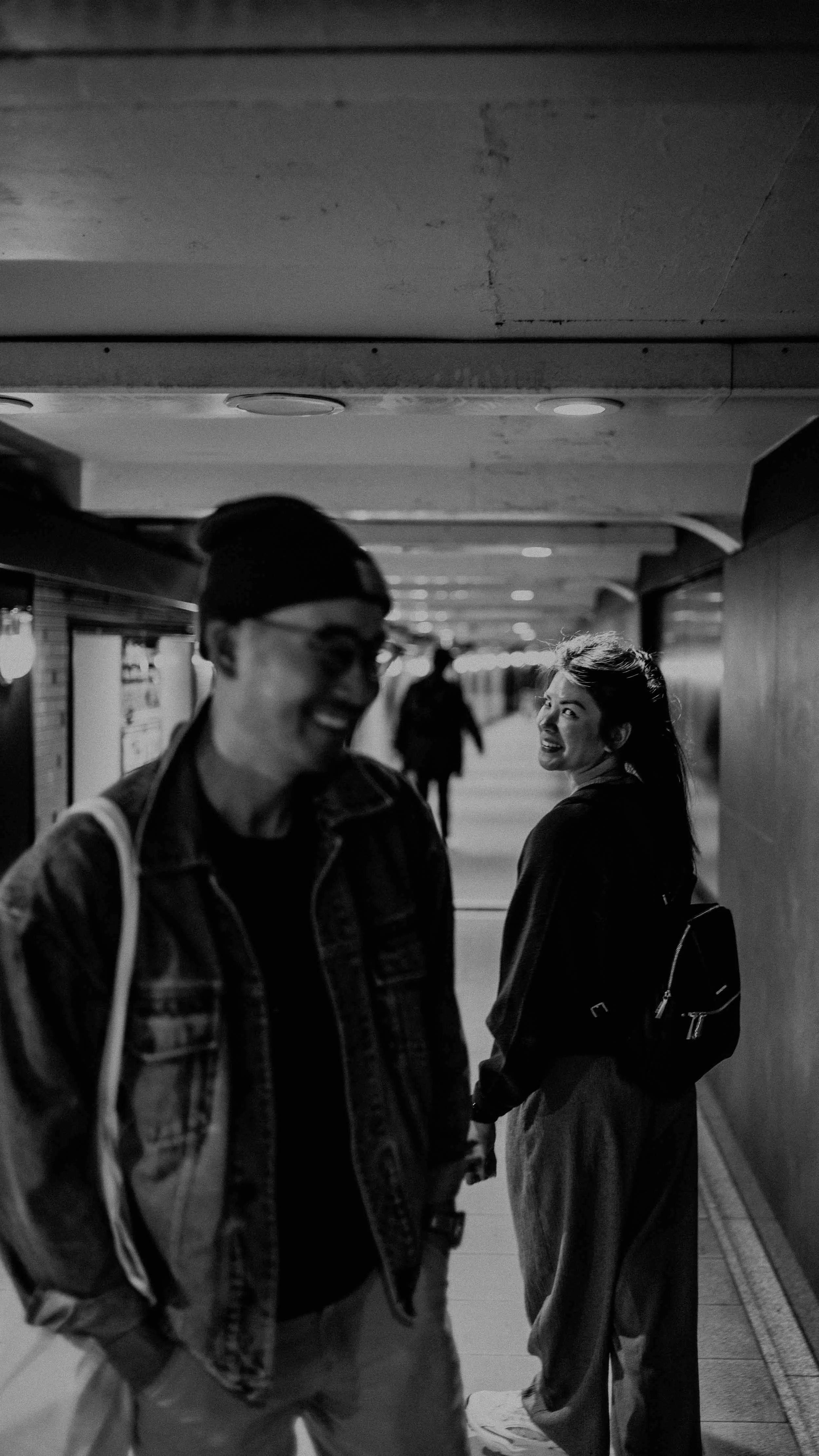 18-tokyo-subway-lookback-bw-portrait-leica-sl2.jpg