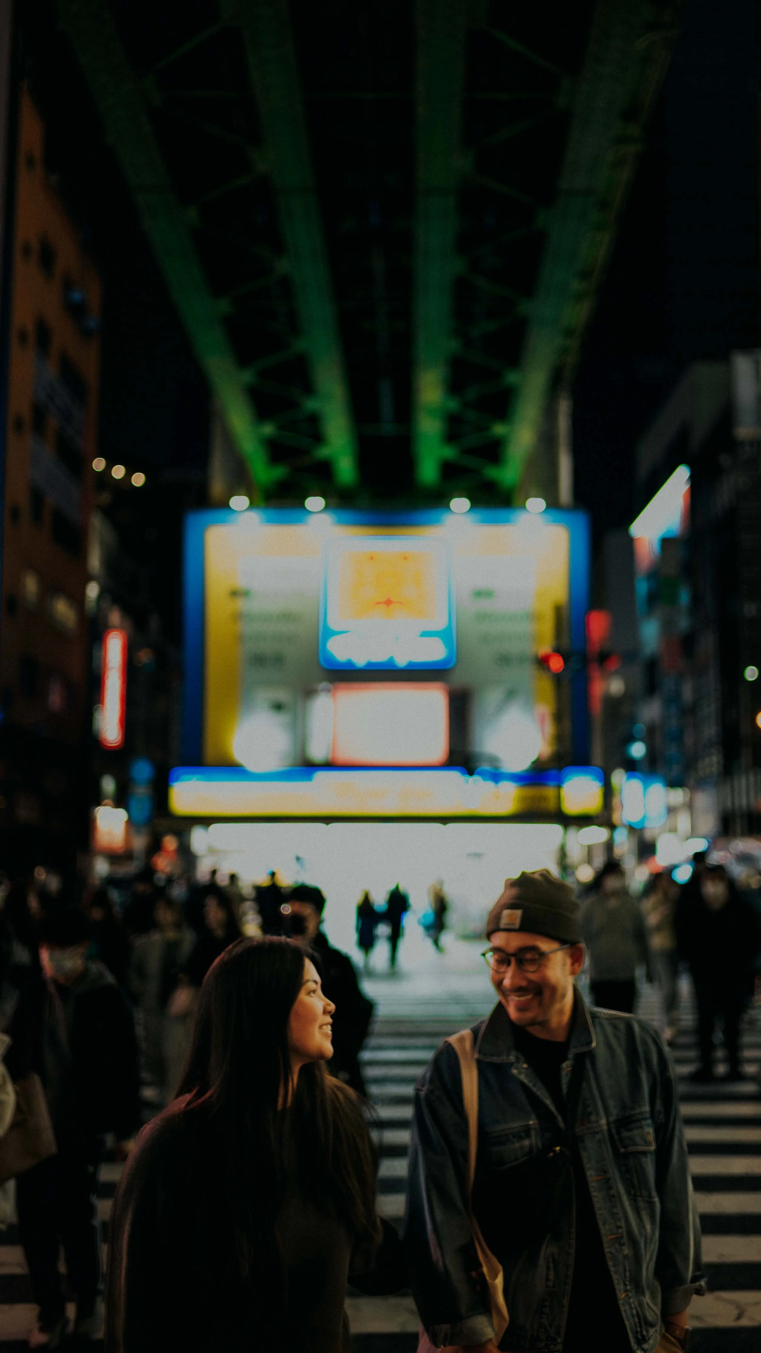 21-akihabara-crosswalk-lights-portrait-leica-sl2.jpg