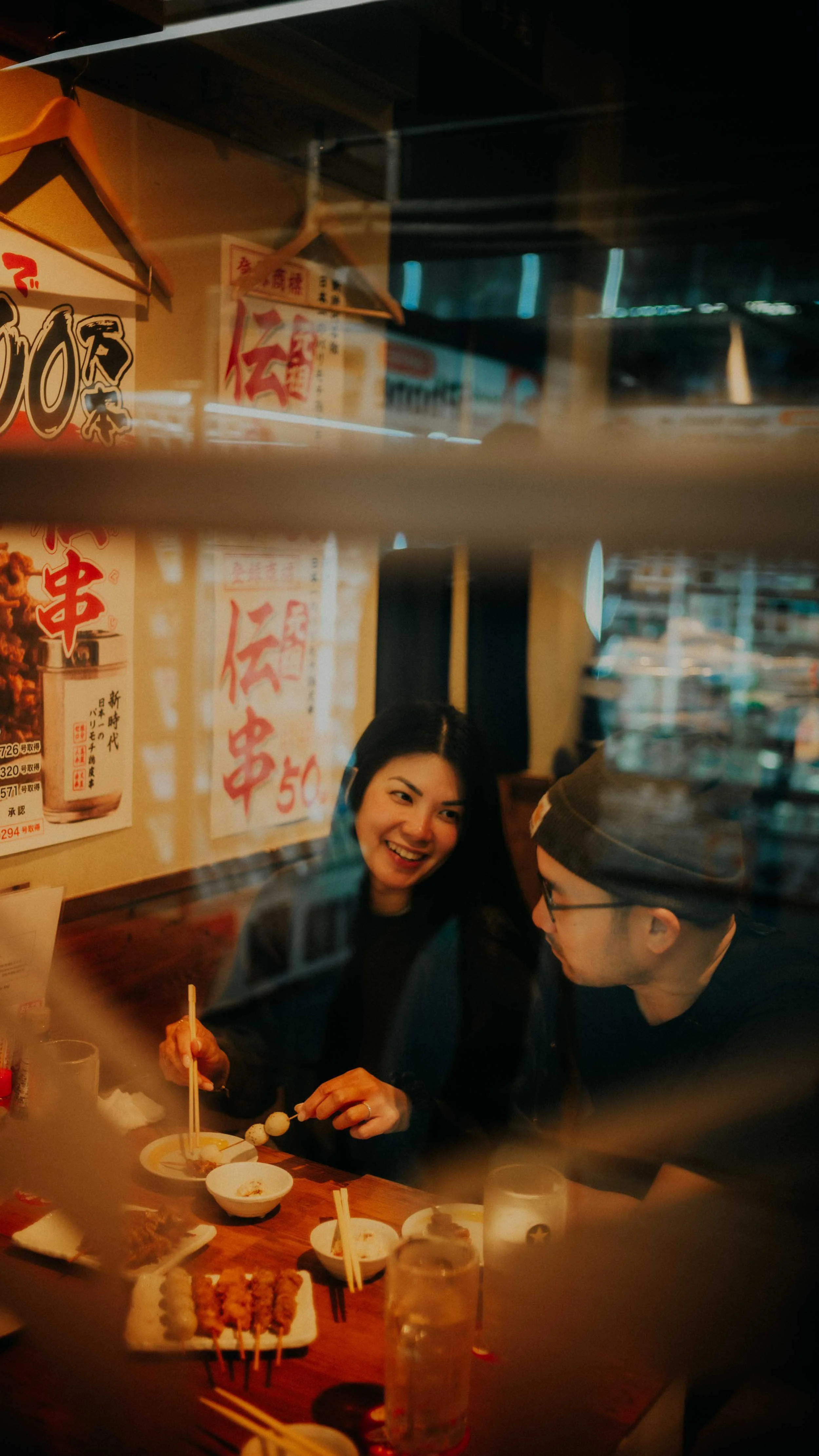 22-tokyo-izakaya-glance-through-glass-portrait-leica-sl2.jpg