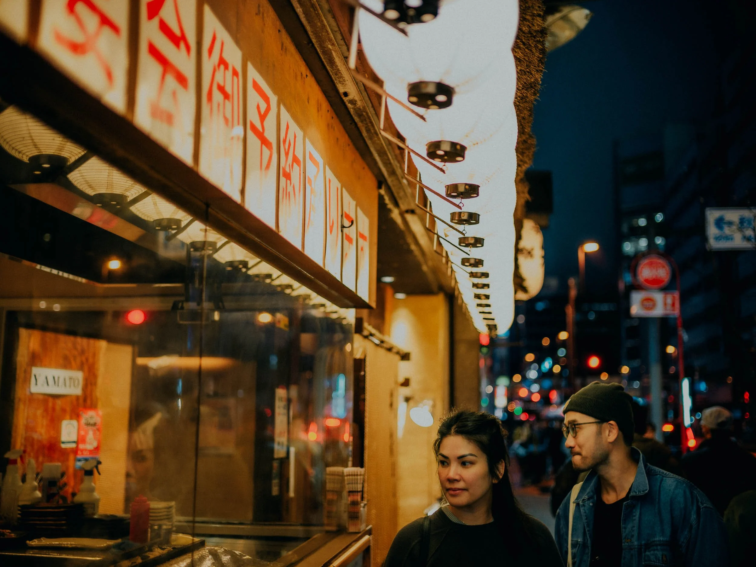 29-tokyo-izakaya-lanterns-couple-street-scene-leica-sl2.jpg