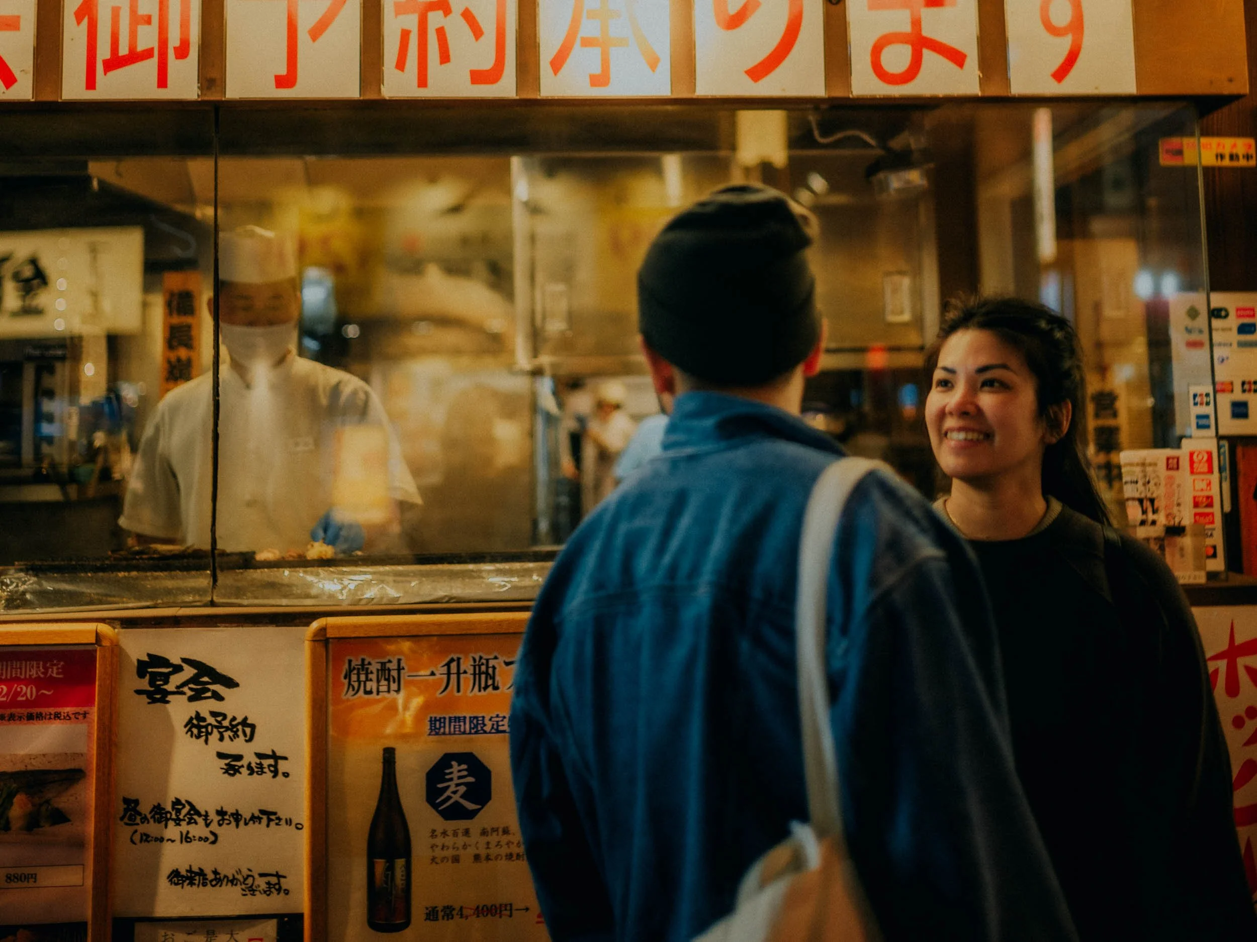 31-tokyo-izakaya-window-smile-leica-sl2.jpg