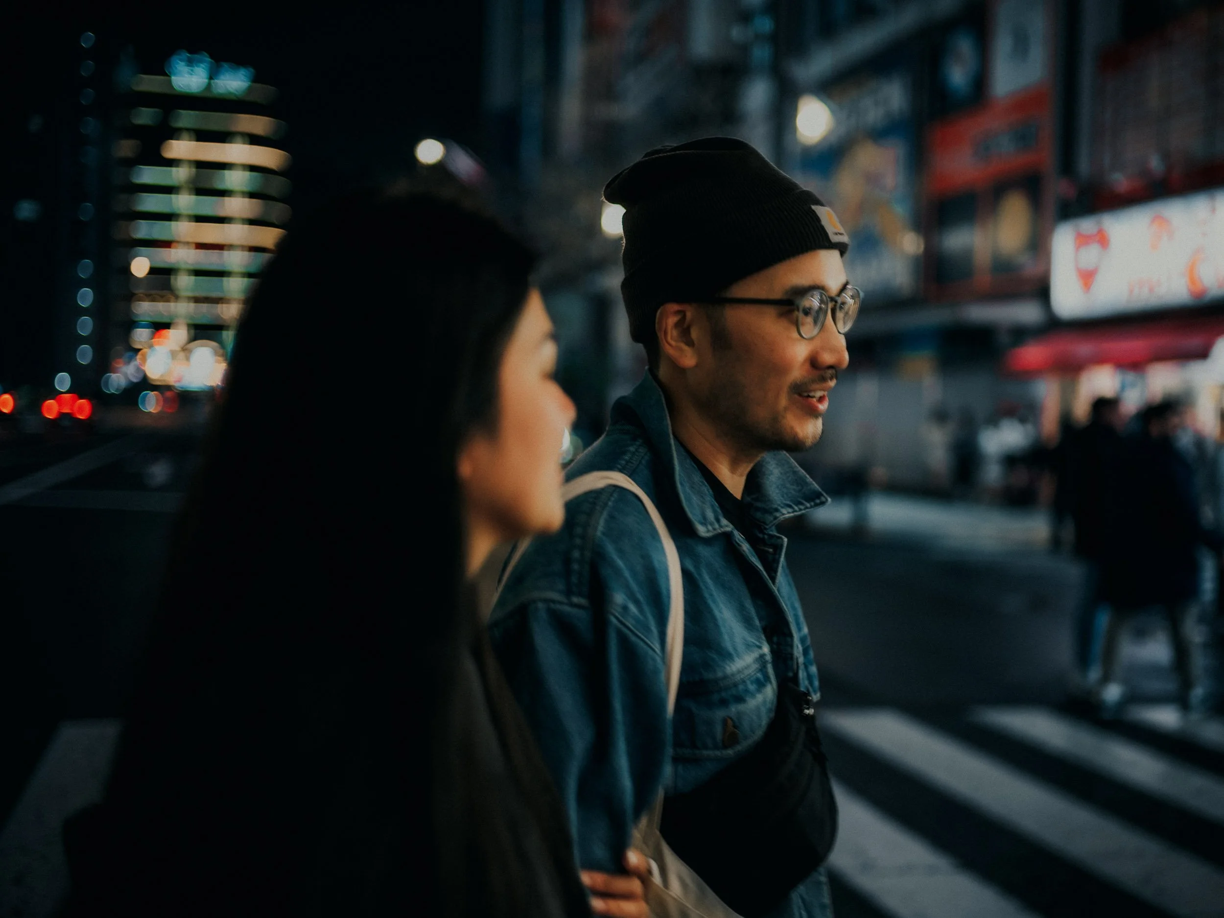 32-tokyo-crosswalk-candid-night-leica-sl2.jpg
