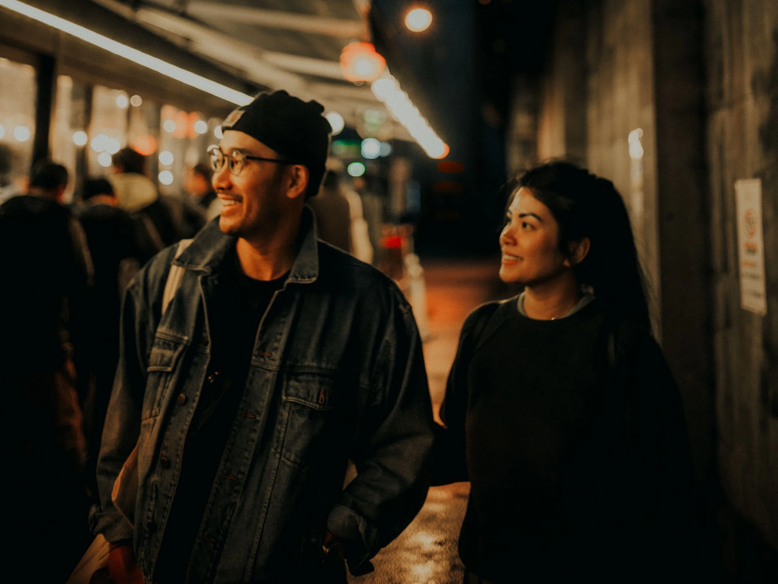 33-tokyo-warmglow-couple-walk-leica-sl2.jpg