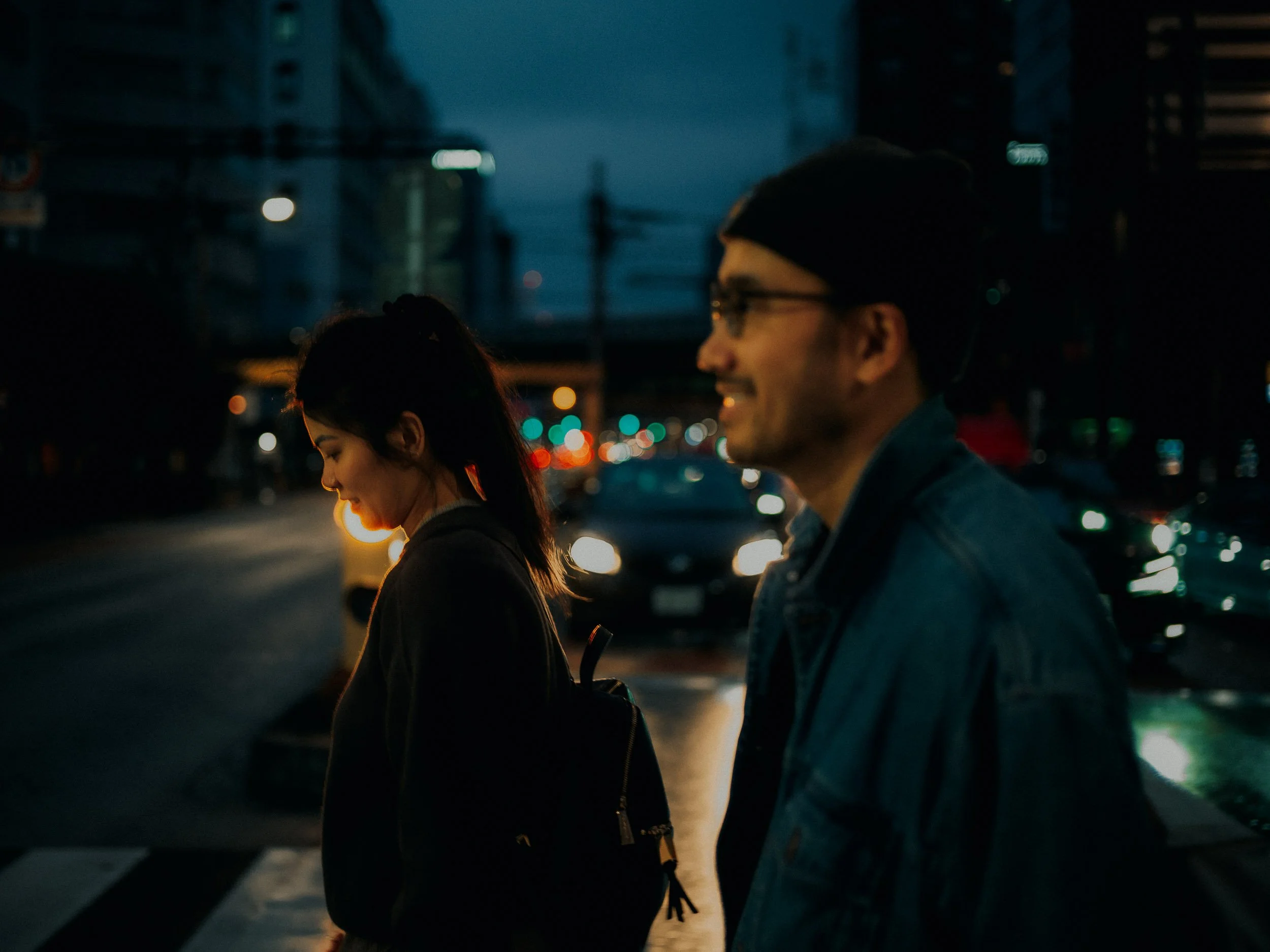 36-tokyo-crosswalk-night-couple-leica-sl2.jpg