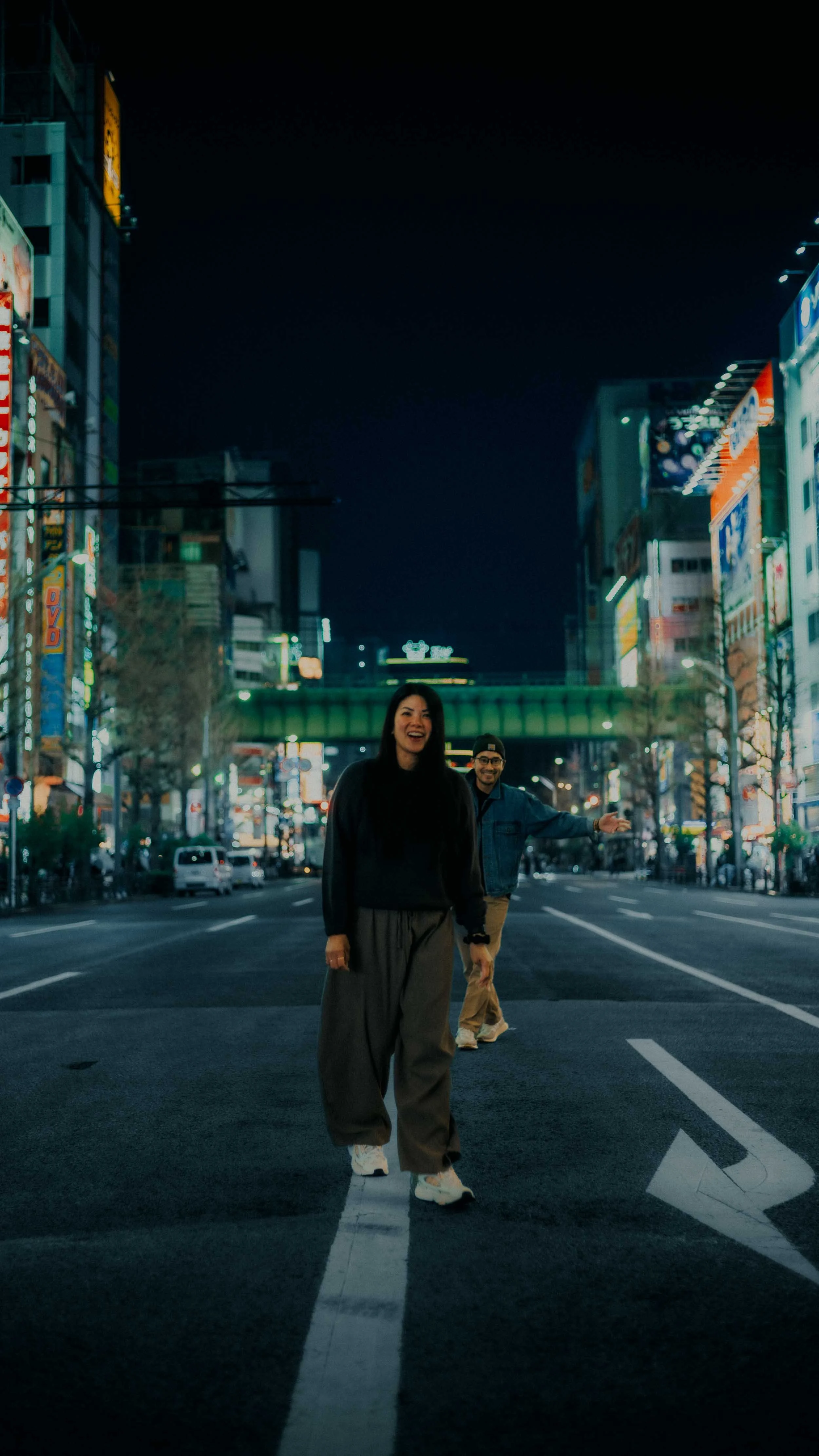45-akihabara-midstreet-laughter-portrait-leica-sl2.jpg