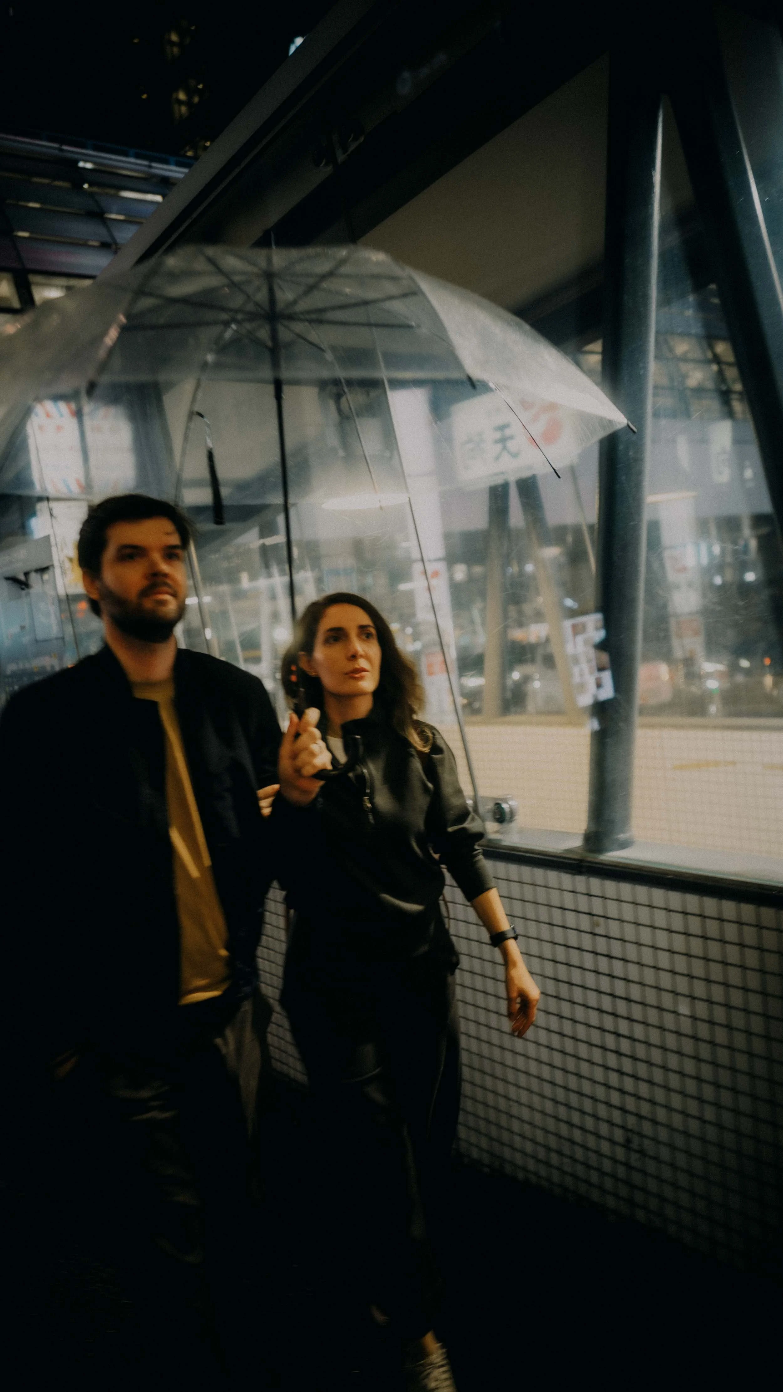 2-tokyo-couple-umbrella-glasswalk-portrait-leica-q3.jpg
