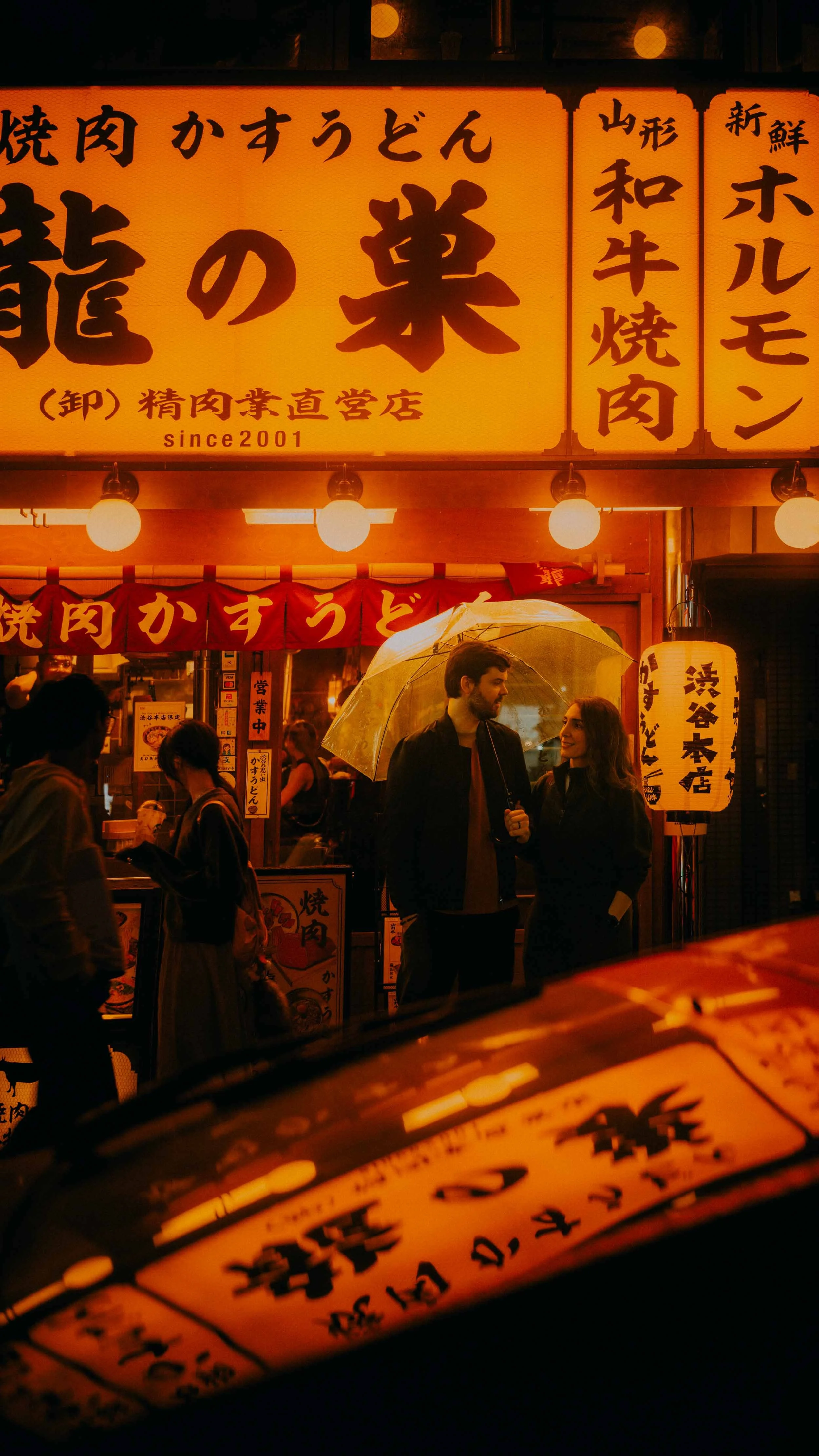 4-tokyo-couple-izakaya-glow-portrait-hasselblad-x2d.jpg