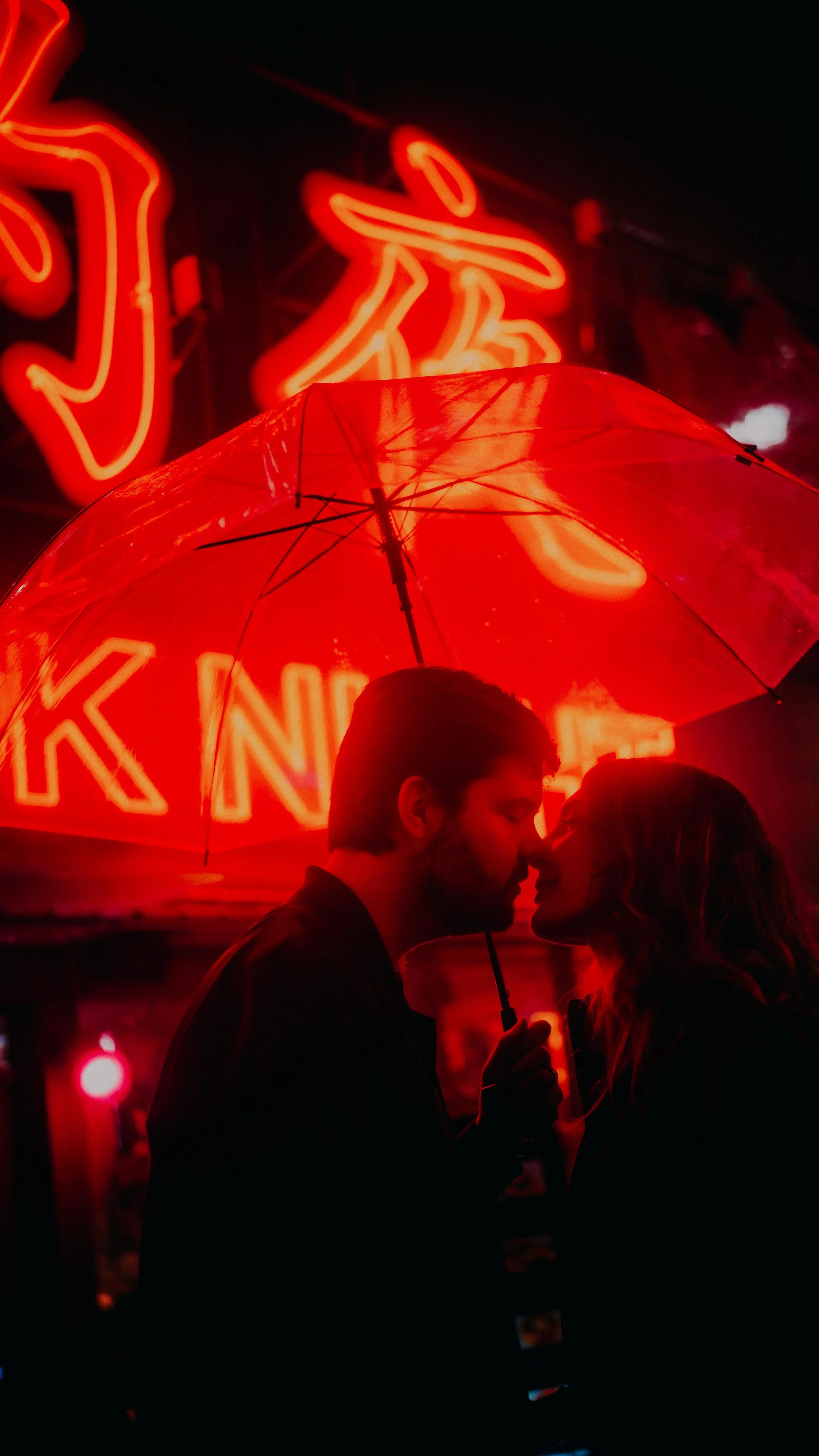 6-tokyo-couple-neon-kiss-portrait-hasselblad-x2d.jpg