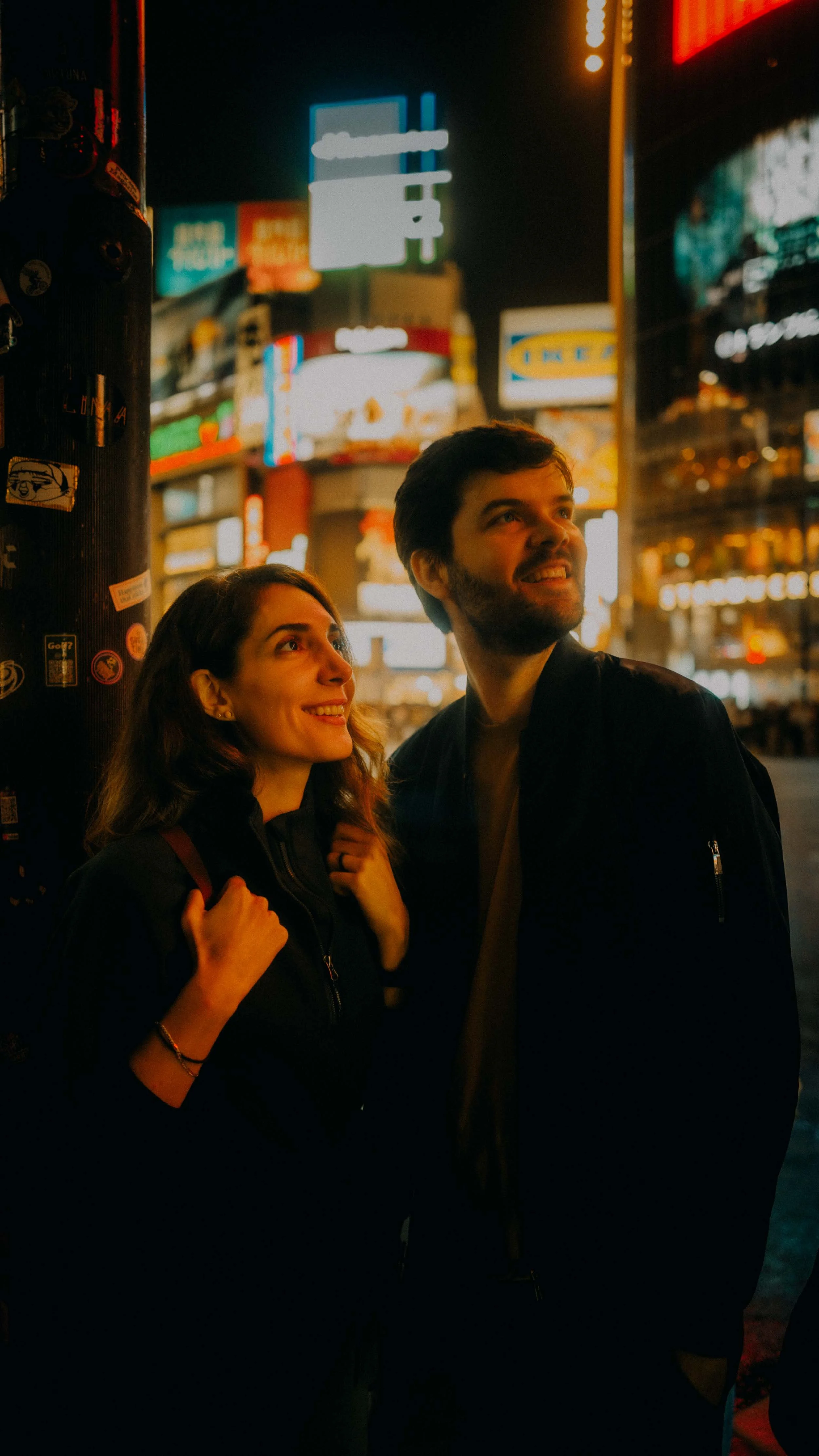 7-tokyo-couple-shibuya-crossing-lookup-portrait-leica-q3.jpg