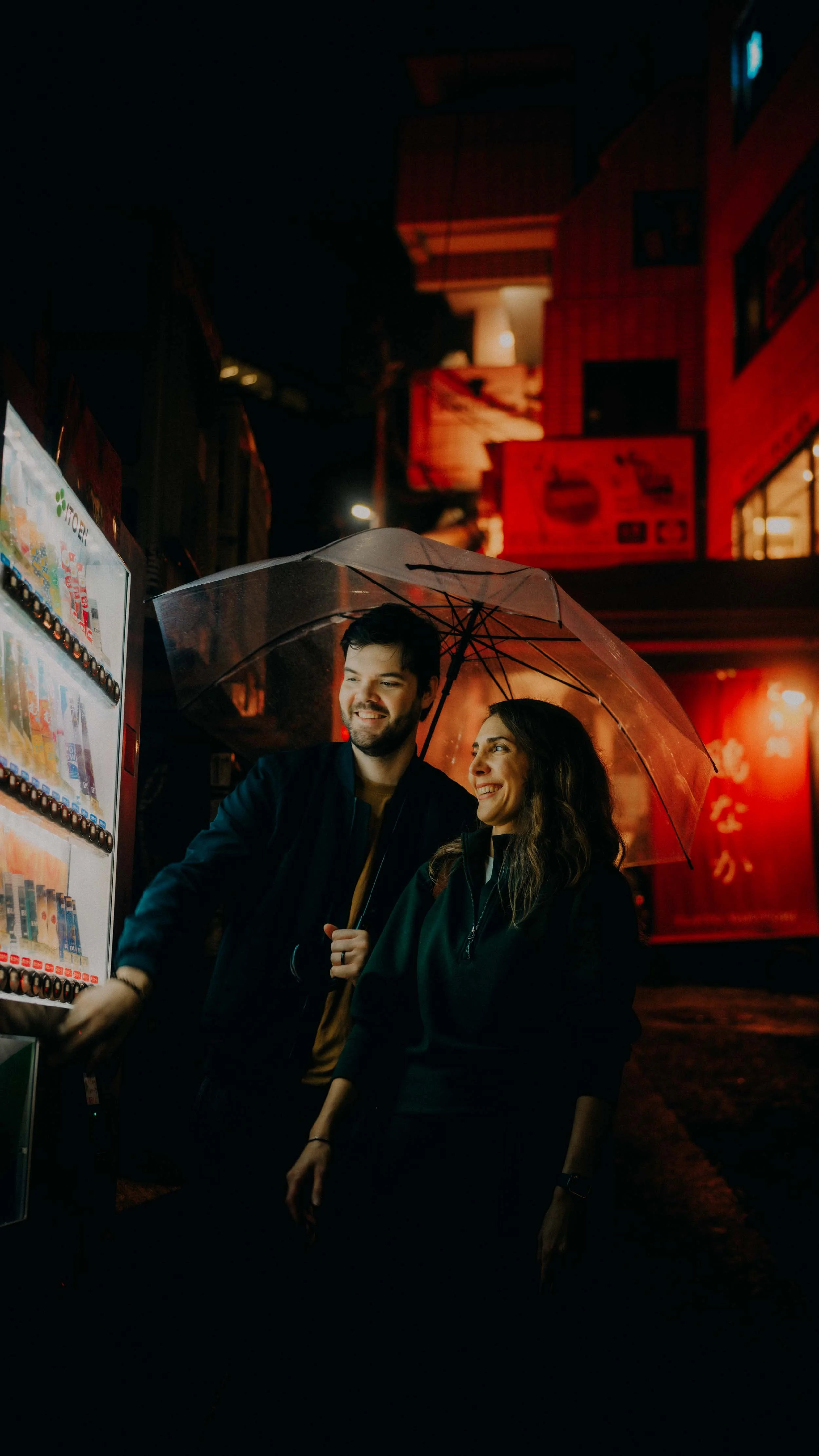 9-tokyo-couple-vending-machine-night-portrait-hasselblad-x2d.jpg