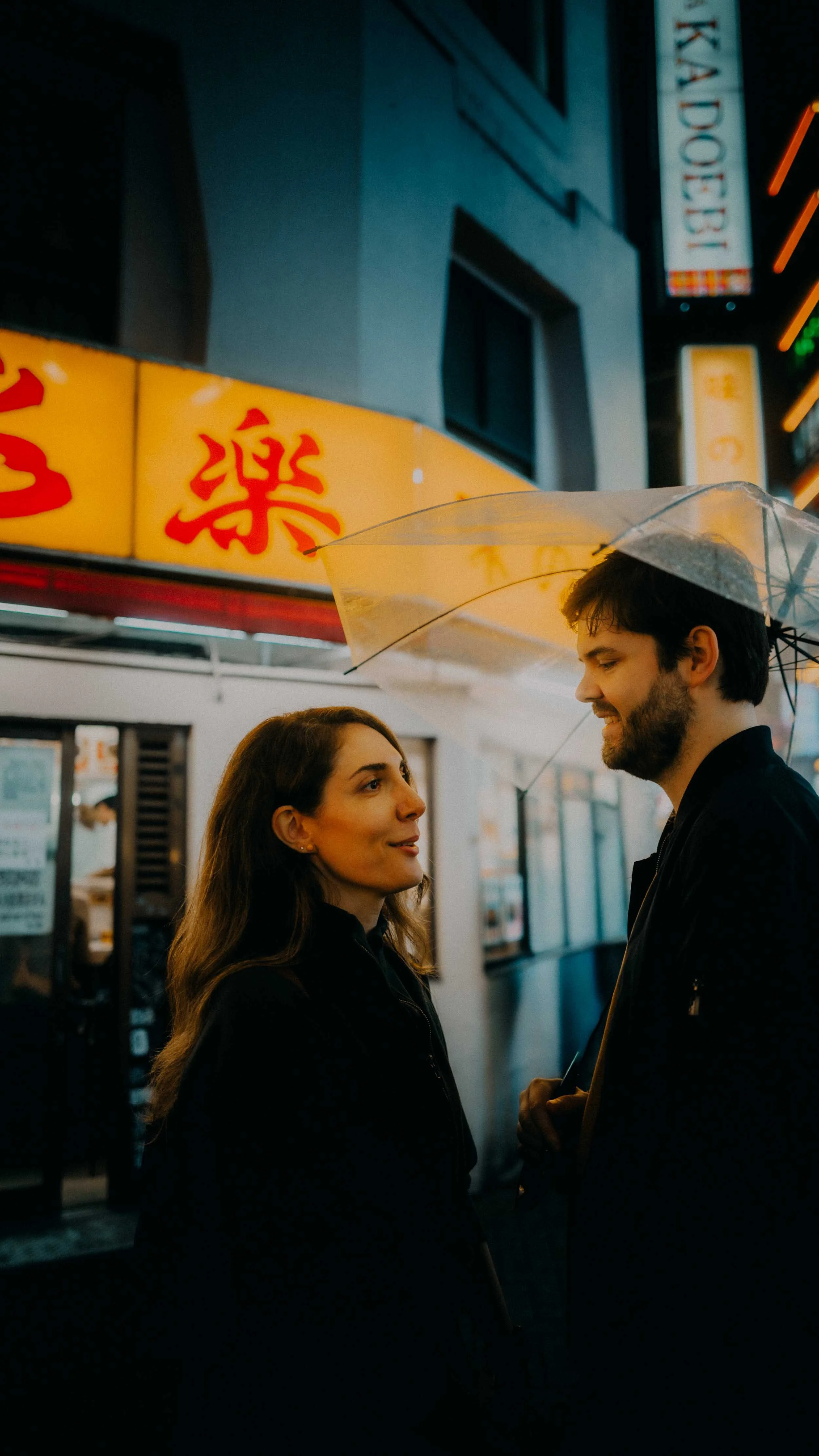11-tokyo-couple-yellow-sign-gaze-portrait-leica-q3.jpg