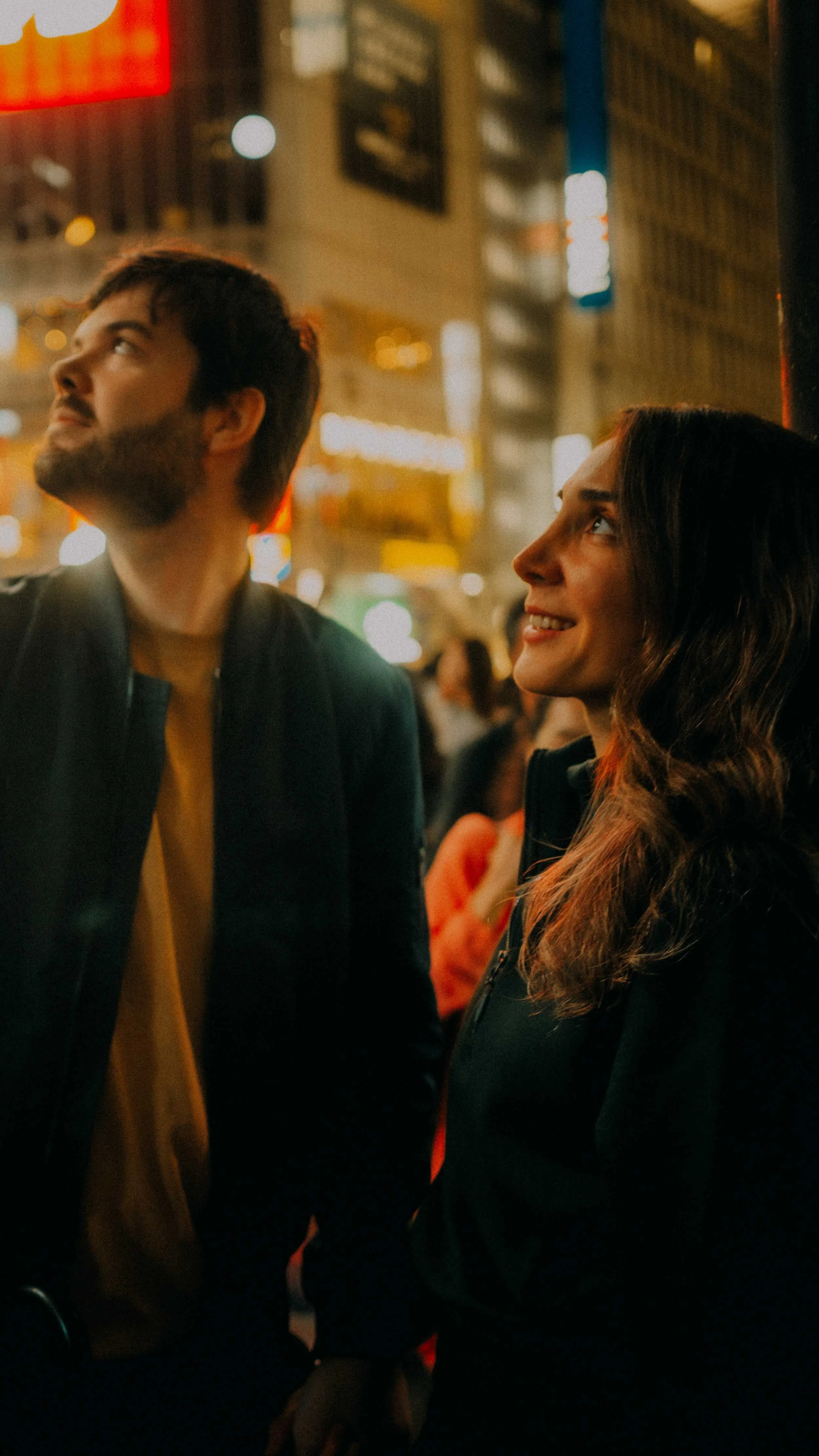 13-tokyo-couple-light-crowd-closeup-portrait-leica-q3.jpg
