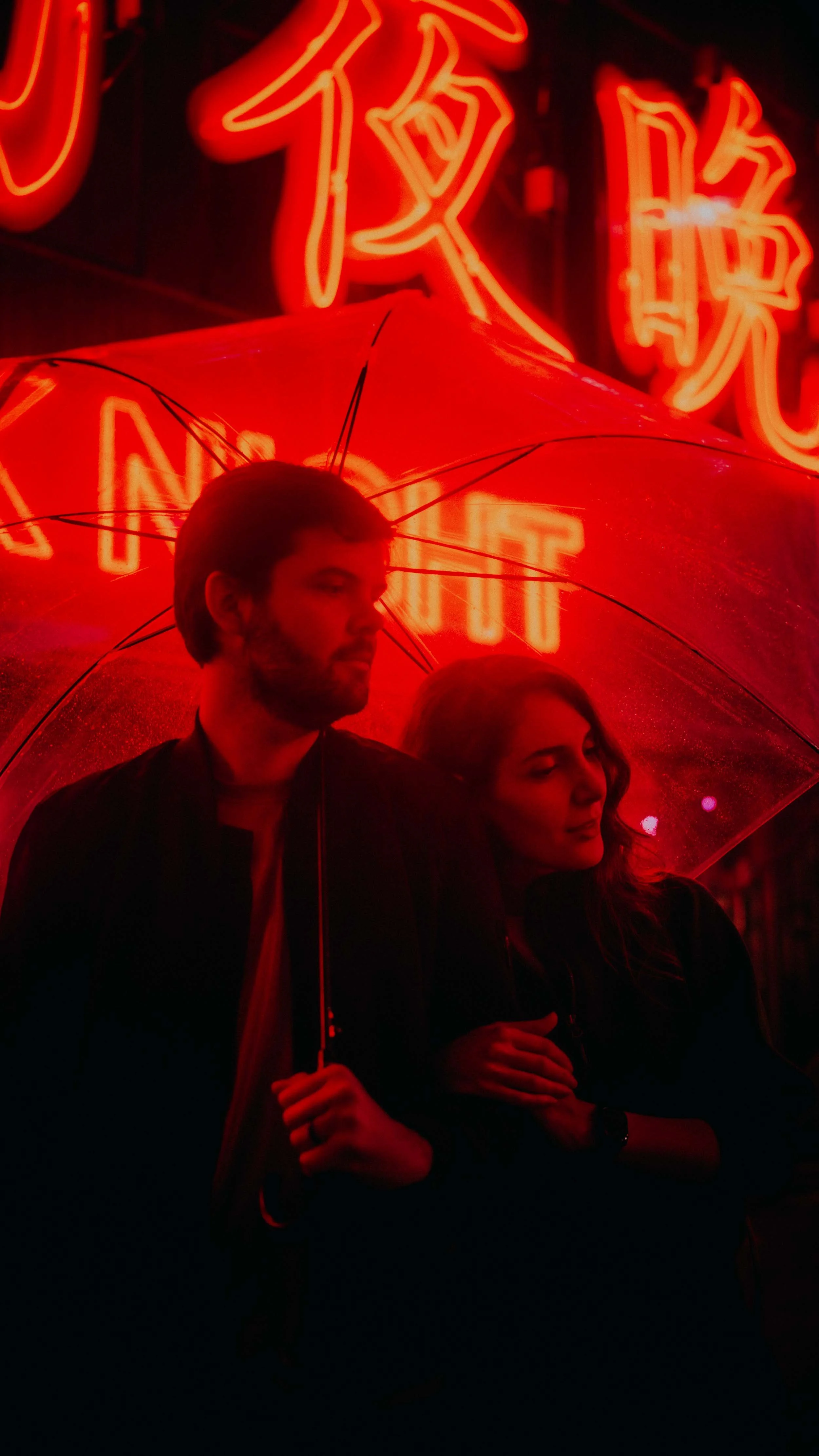 17-tokyo-romantic-couple-neon-embrace-portrait-hasselblad-x2d.jpg
