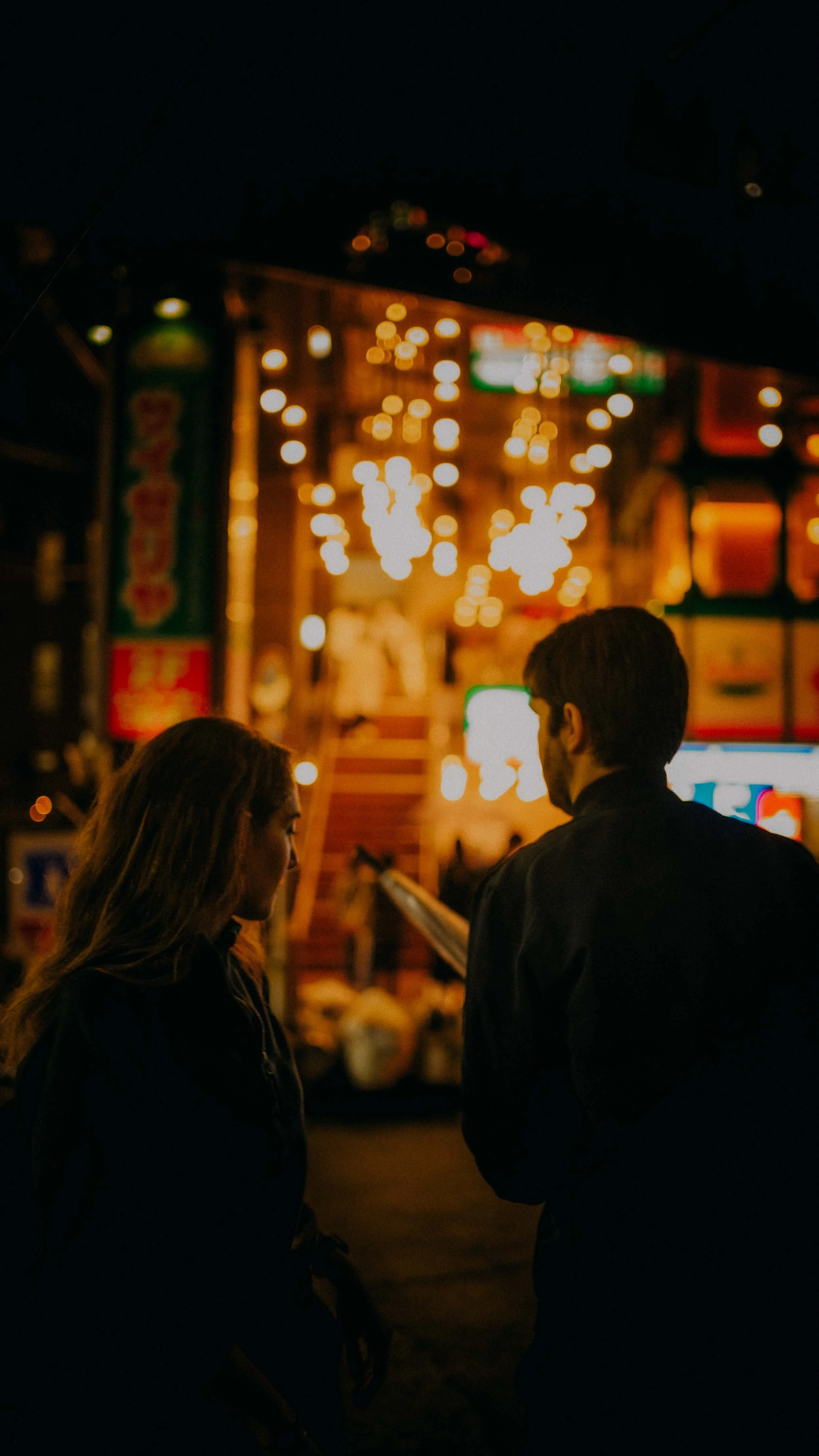 18-tokyo-couple-nightwalk-bokeh-glow-portrait-leica-m11.jpg
