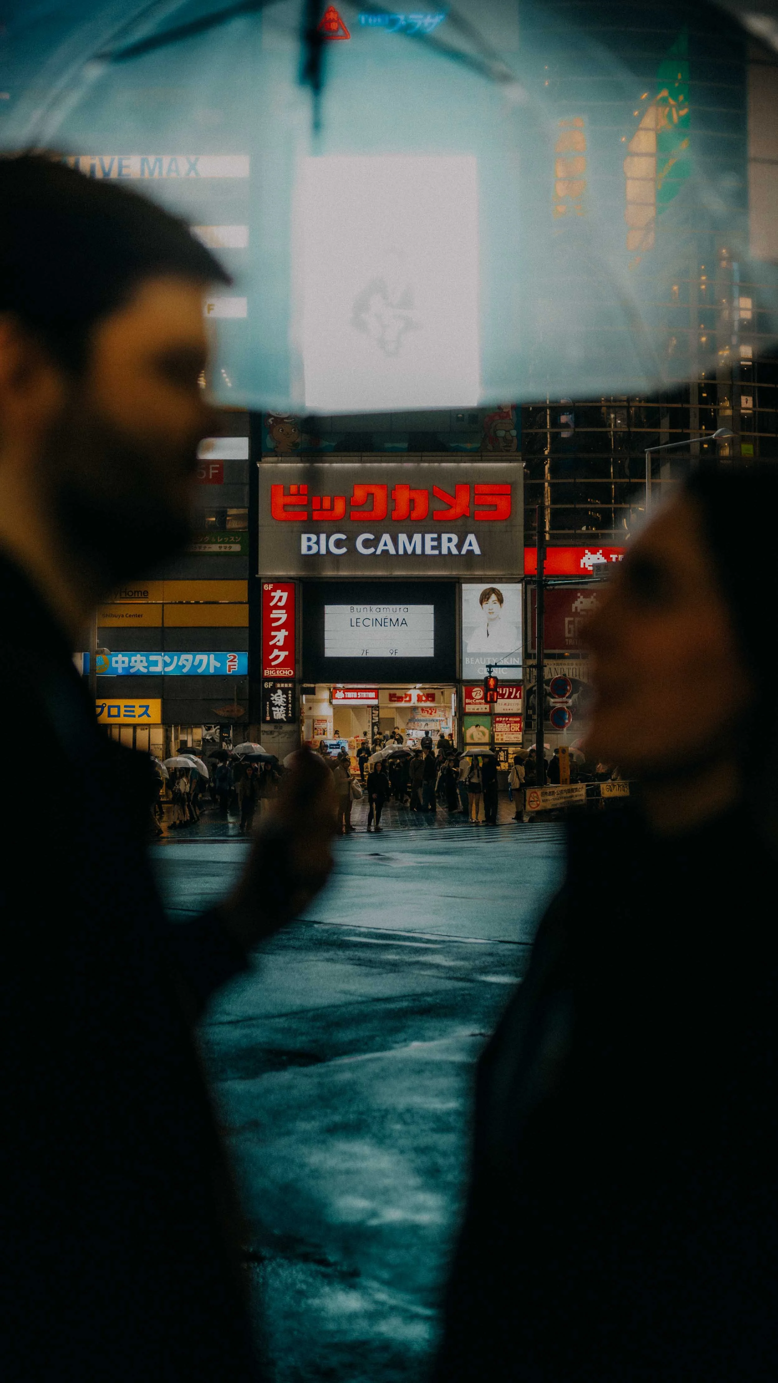 19-tokyo-couple-silhouette-biccamera-portrait-leica-m11.jpg