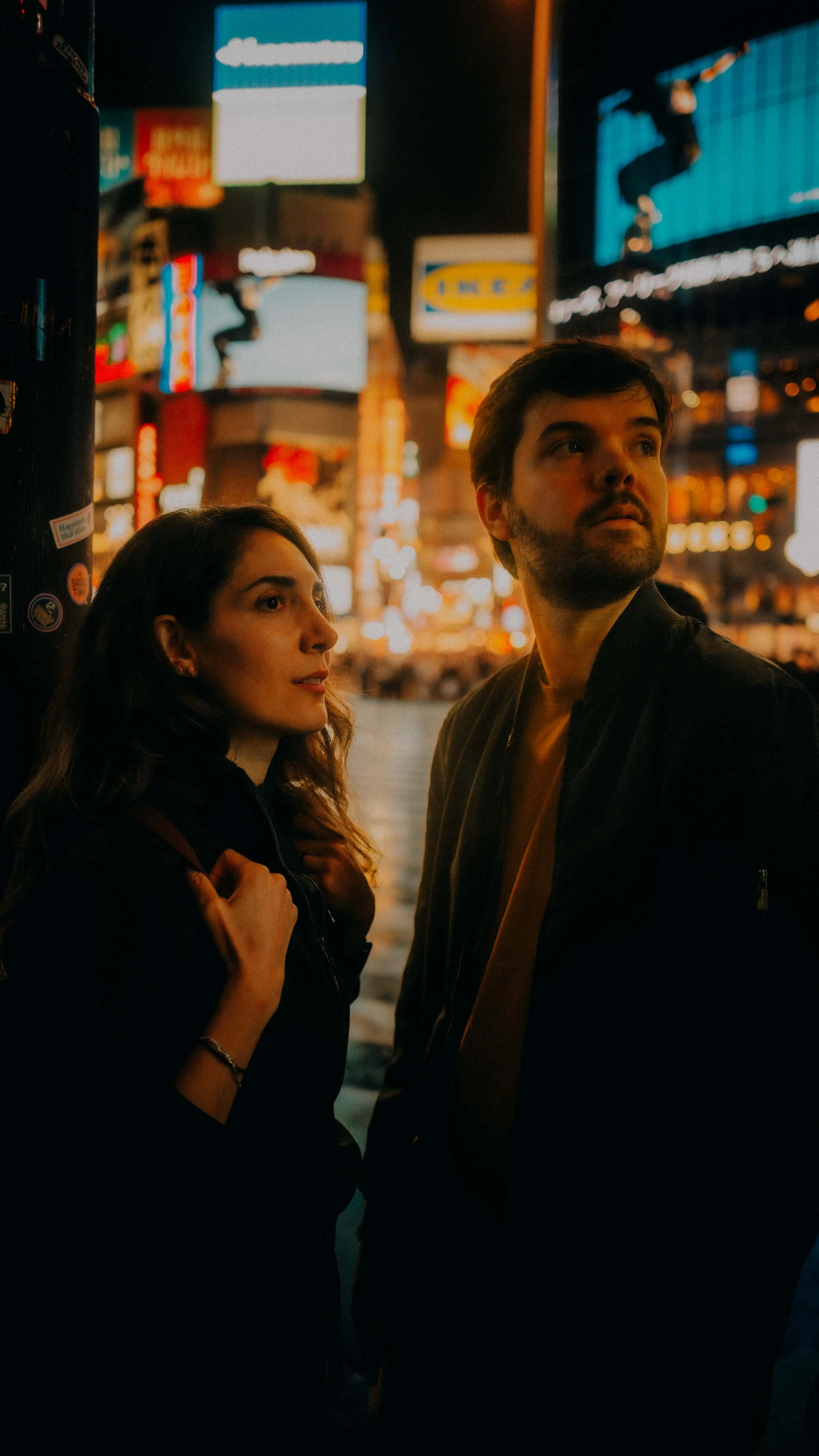 21-tokyo-night-city-candid-couple-portrait-leica-q3.jpg