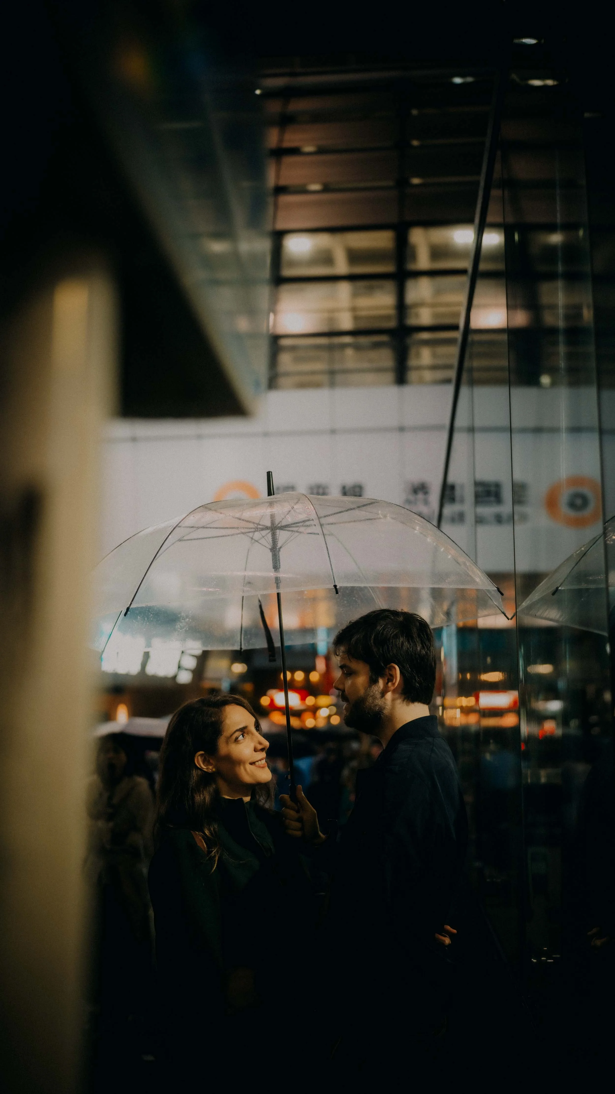 22-tokyo-couple-metro-reflection-moment-hasselblad-x2d.jpg