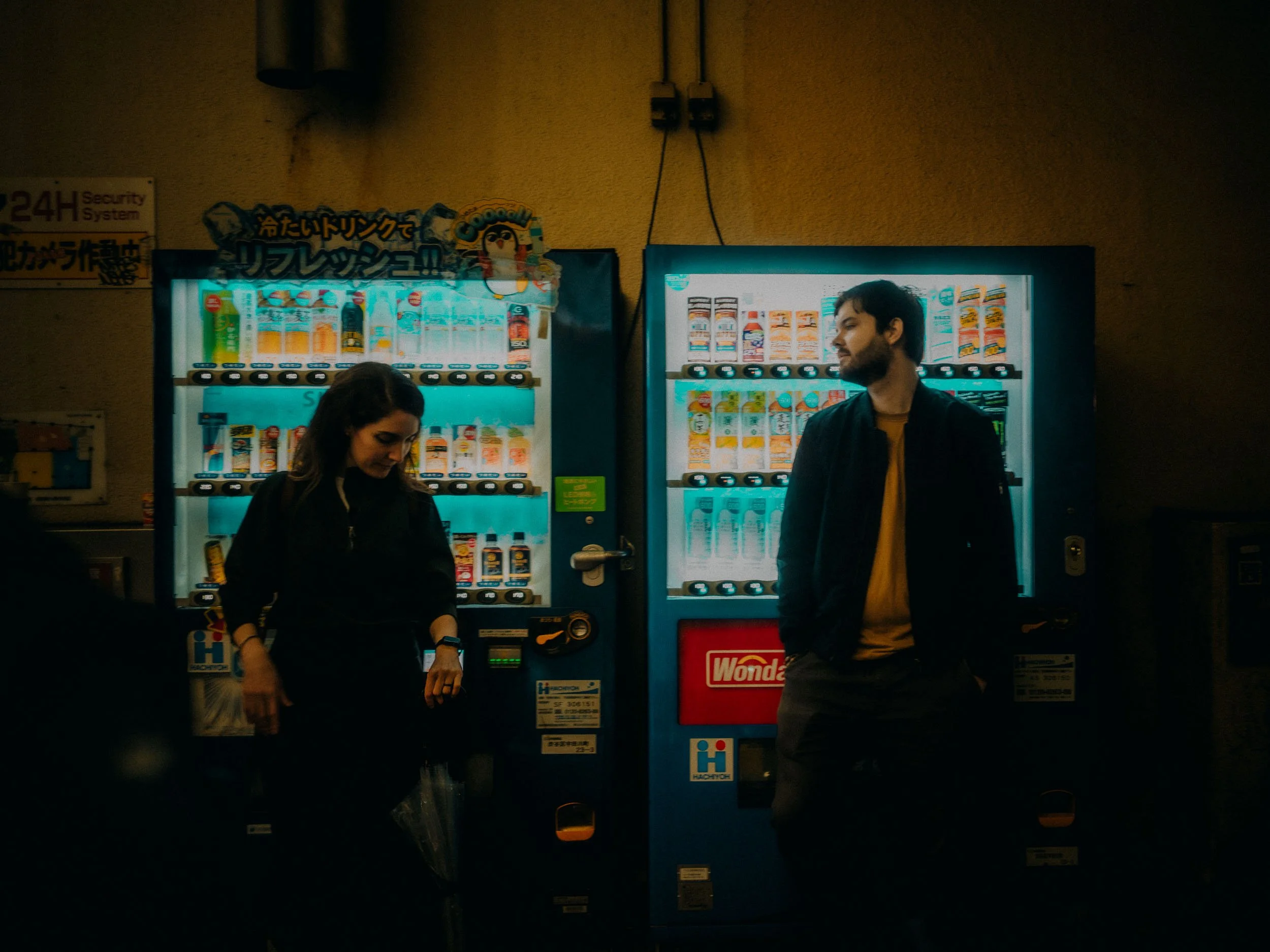 26-tokyo-couple-shibuya-candid-vending-landscape-leica-q3.jpg