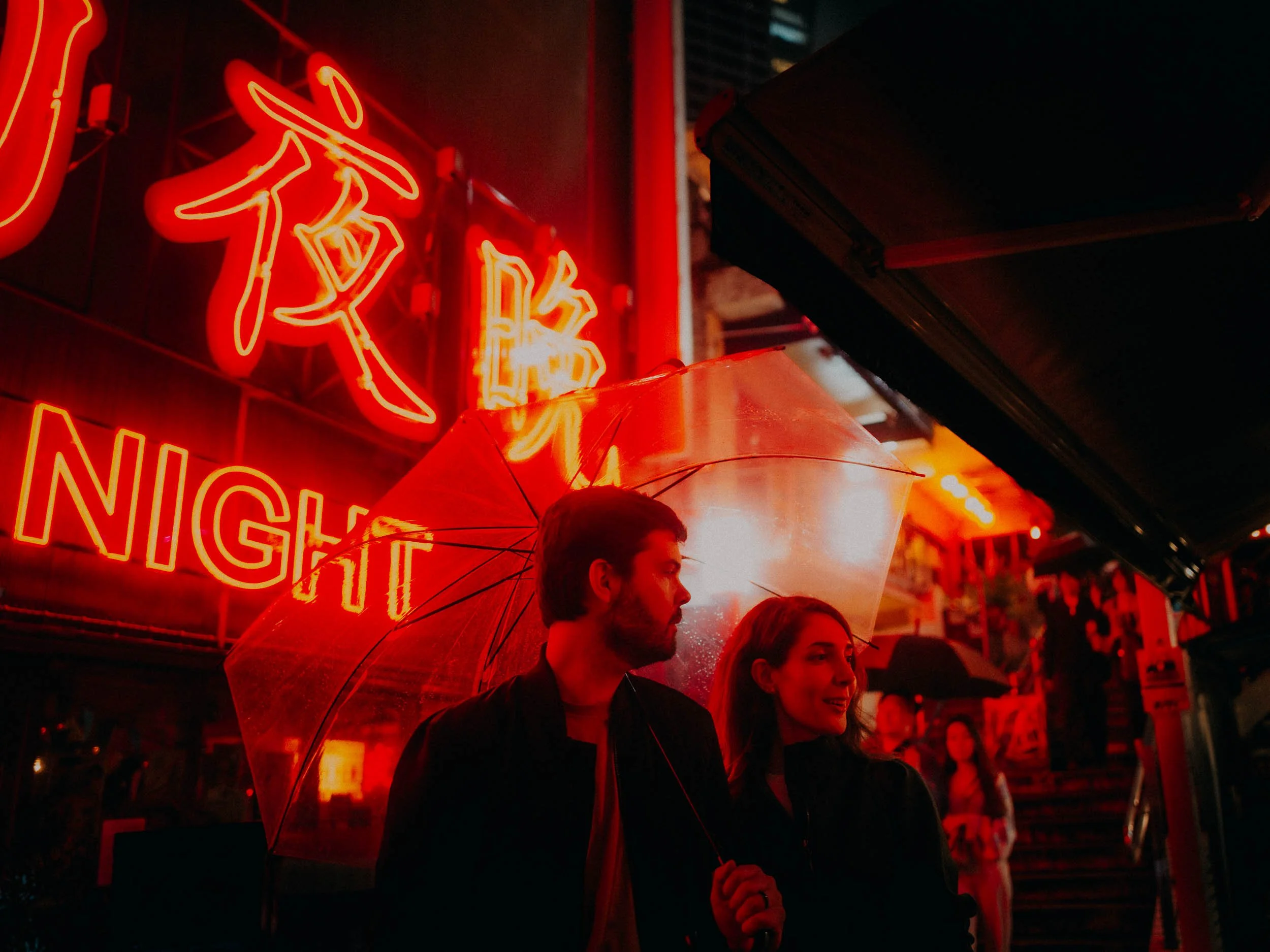 27-tokyo-couple-shibuya-neon-walk-landscape-leica-q3.jpg