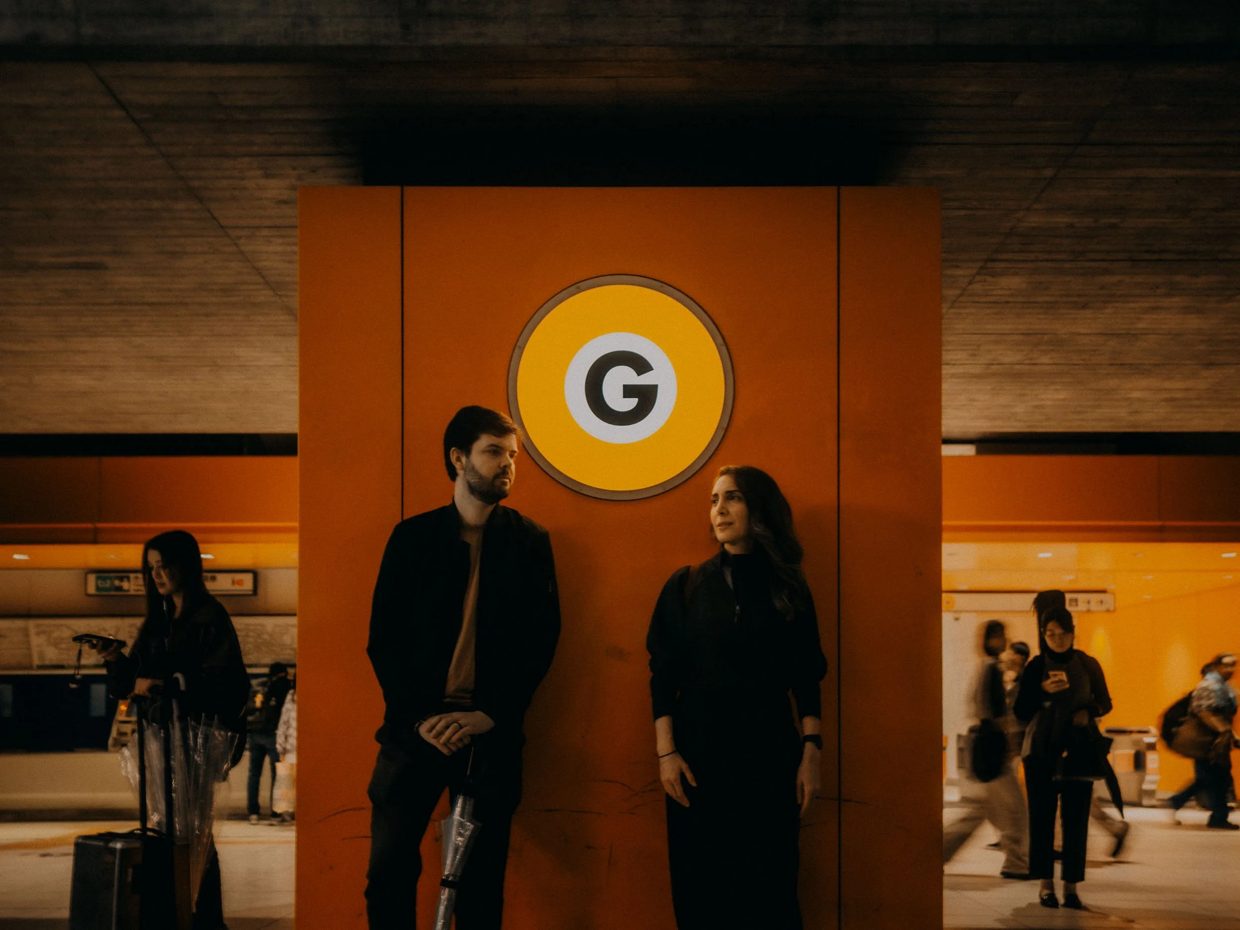 28-tokyo-couple-shibuya-ginza-station-landscape-leica-q3.jpg