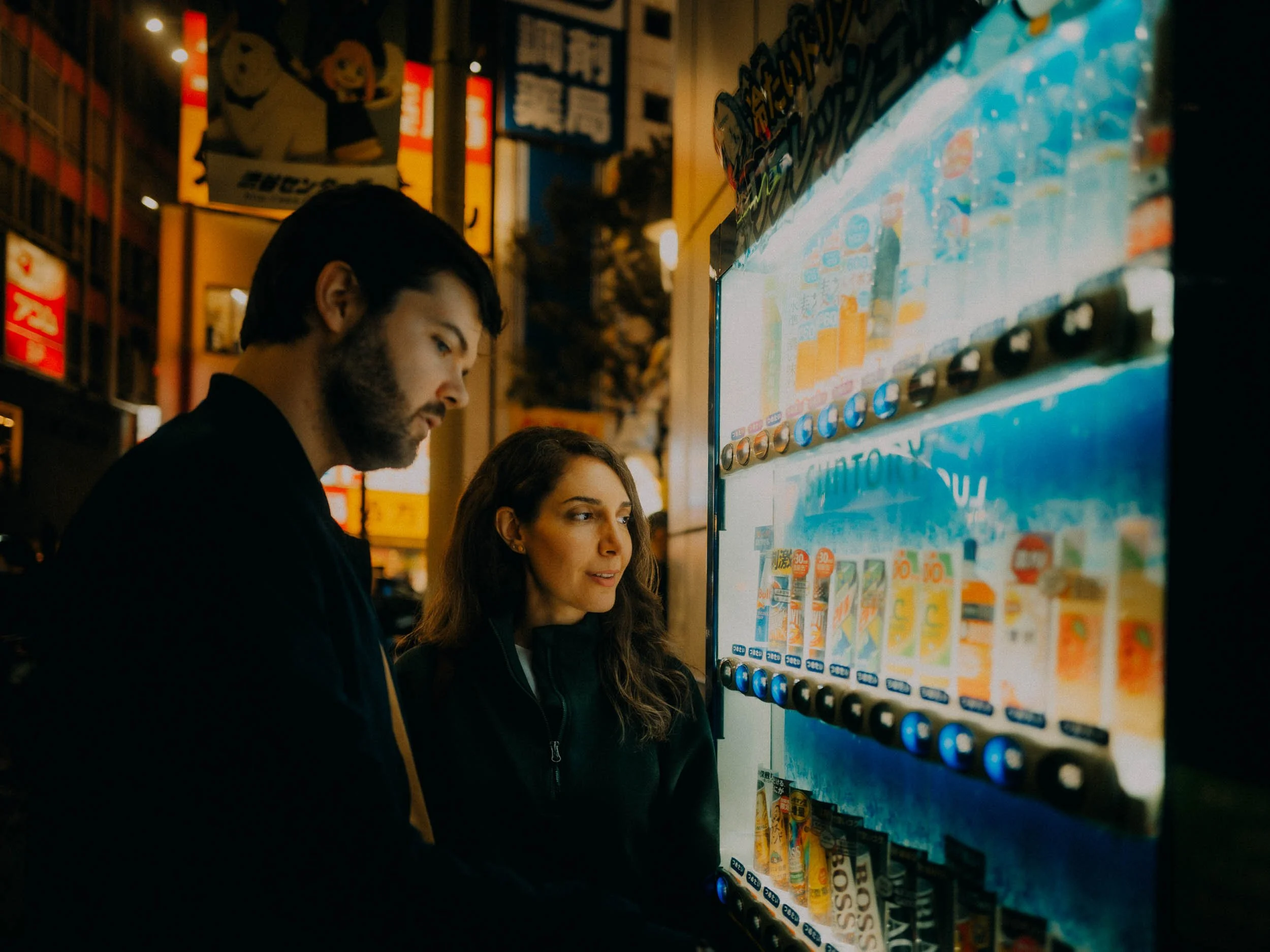 29-tokyo-couple-shibuya-vending-mood-landscape-leica-q3.jpg