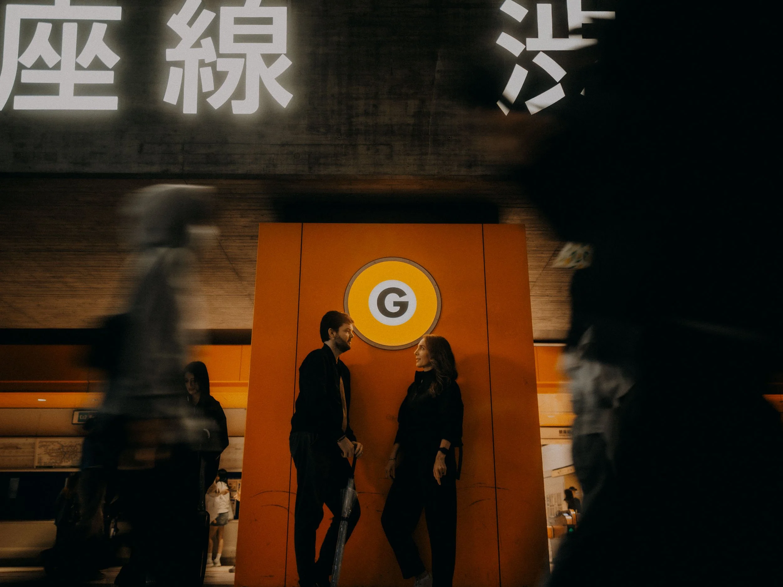 31-tokyo-couple-shibuya-metro-glow-landscape-leica-q3.jpg