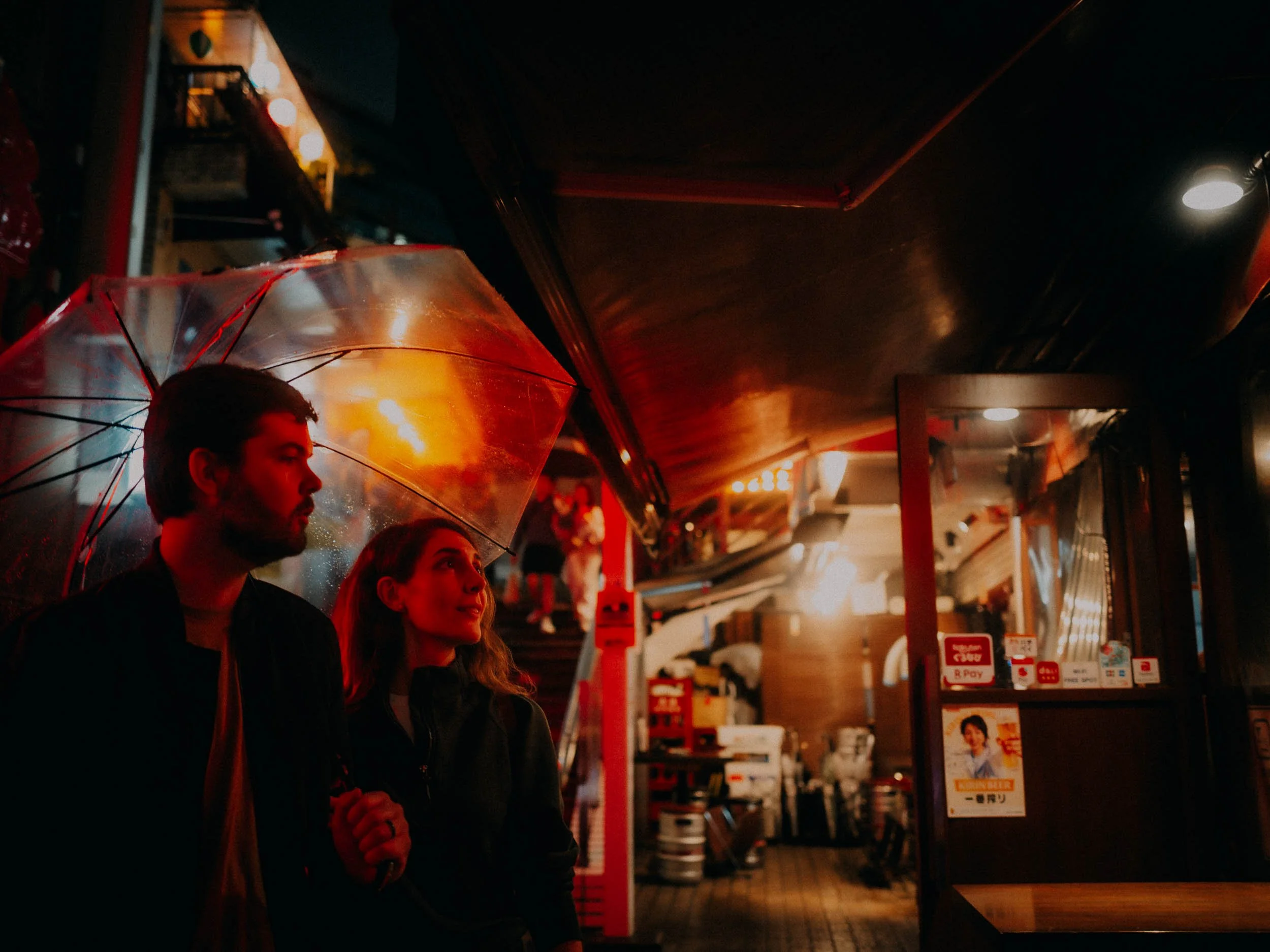 33-tokyo-couple-shibuya-izakaya-glow-landscape-leica-q3.jpg