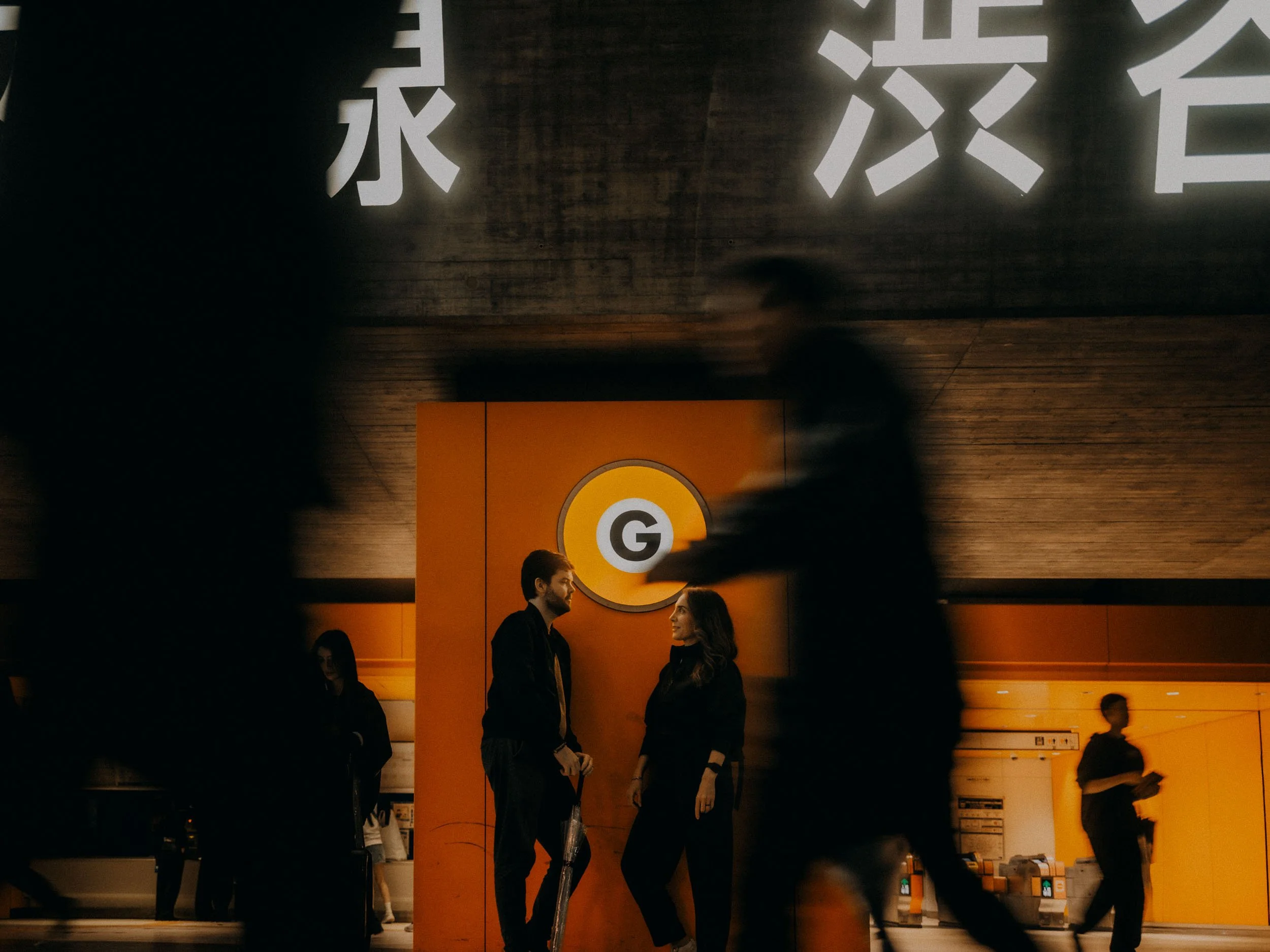 34-tokyo-couple-shibuya-orange-transit-landscape-leica-q3.jpg