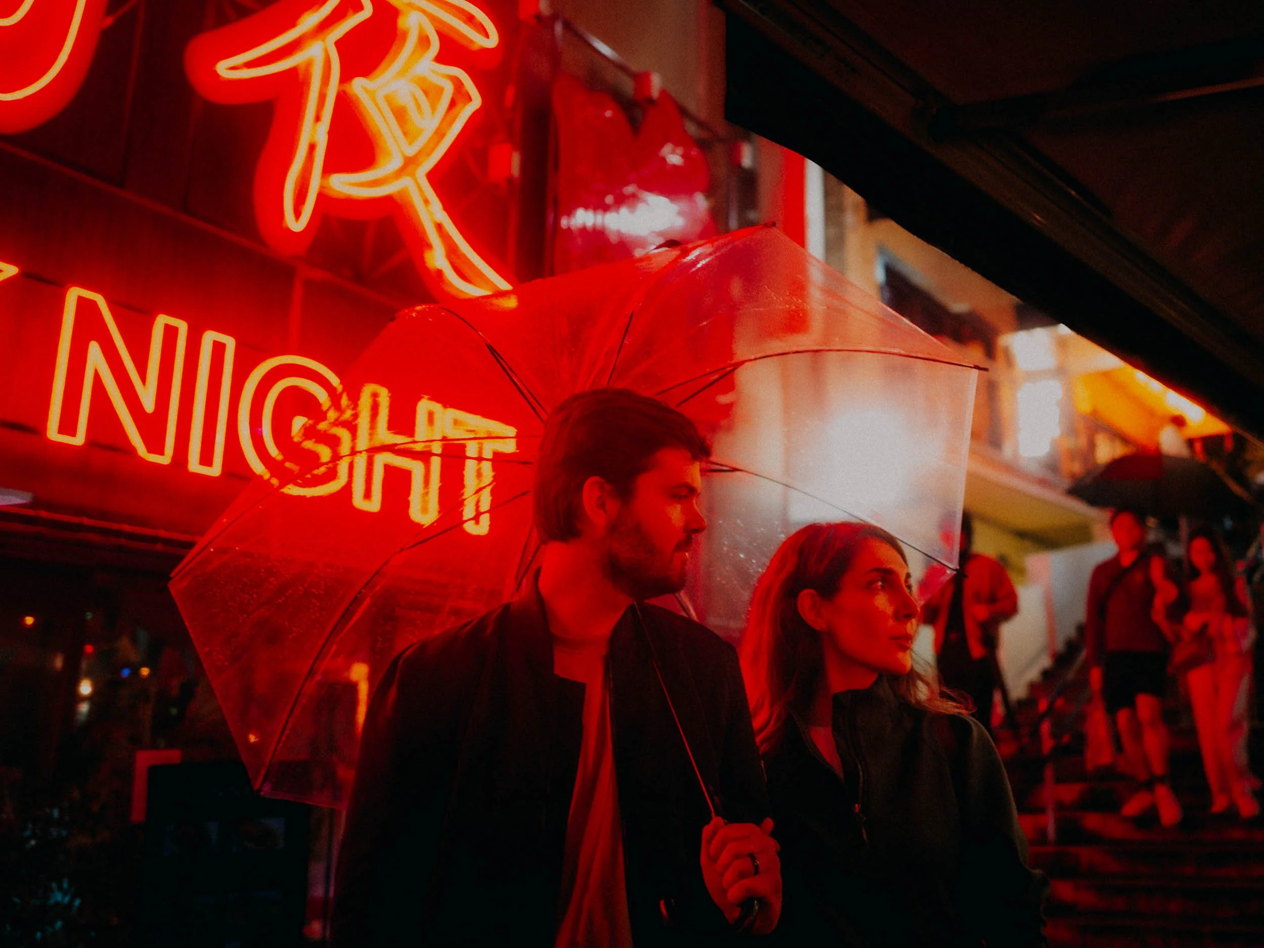 36-tokyo-couple-shibuya-neon-mood-landscape-leica-q3.jpg