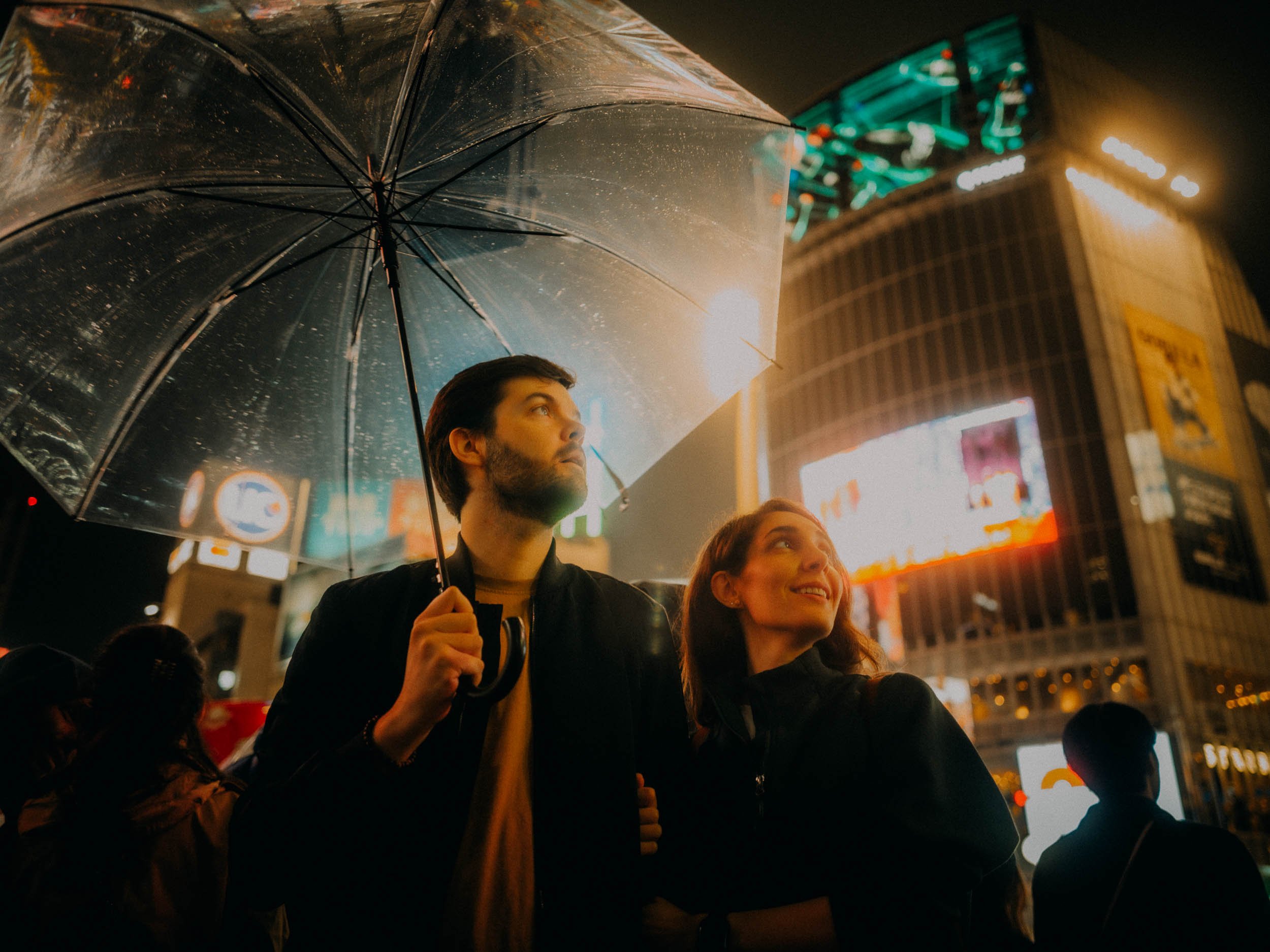37-tokyo-couple-shibuya-crossing-hero-landscape-leica-q3.jpg
