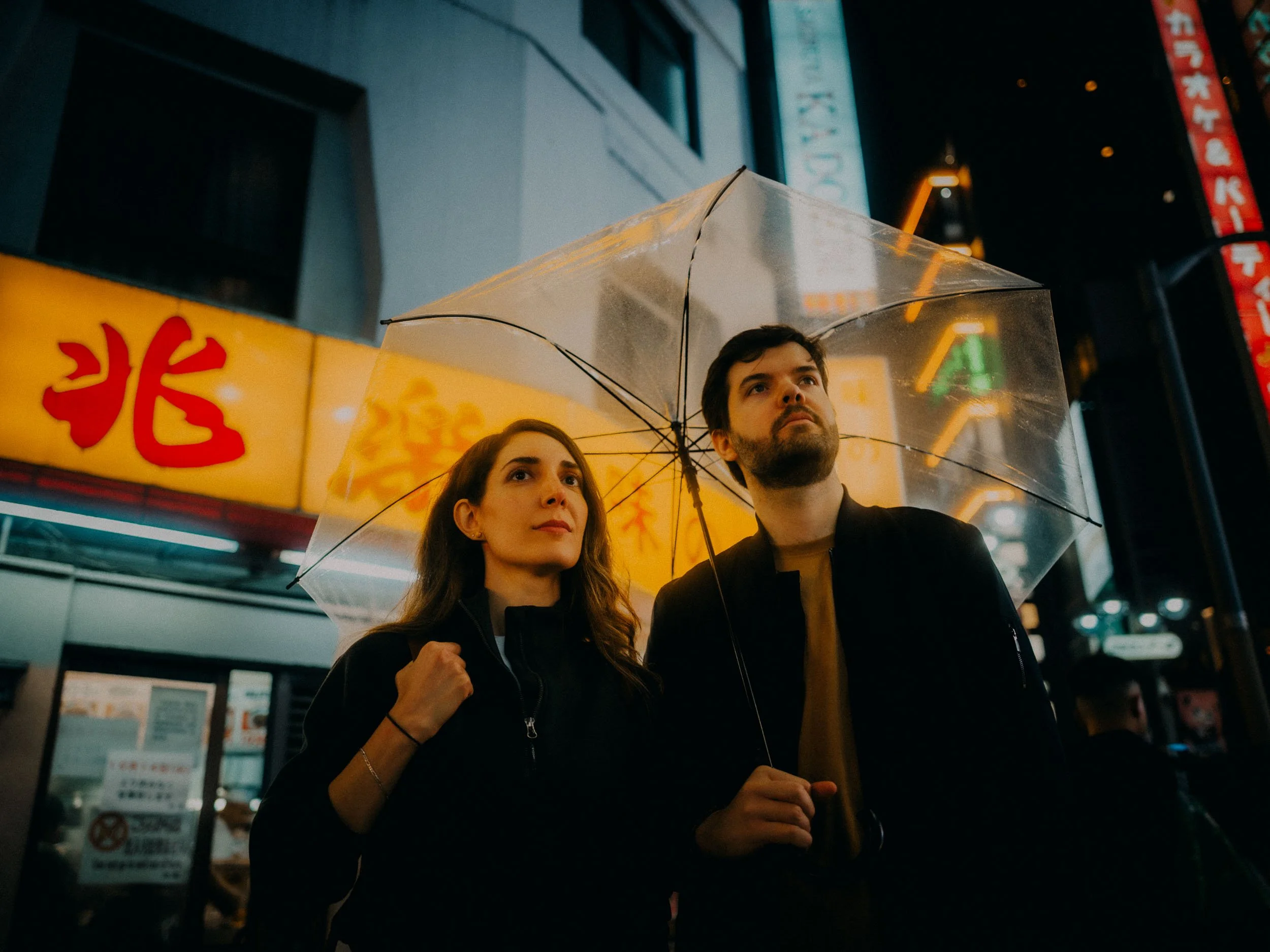 40-tokyo-couple-shibuya-neon-haze-landscape-leica-q3.jpg