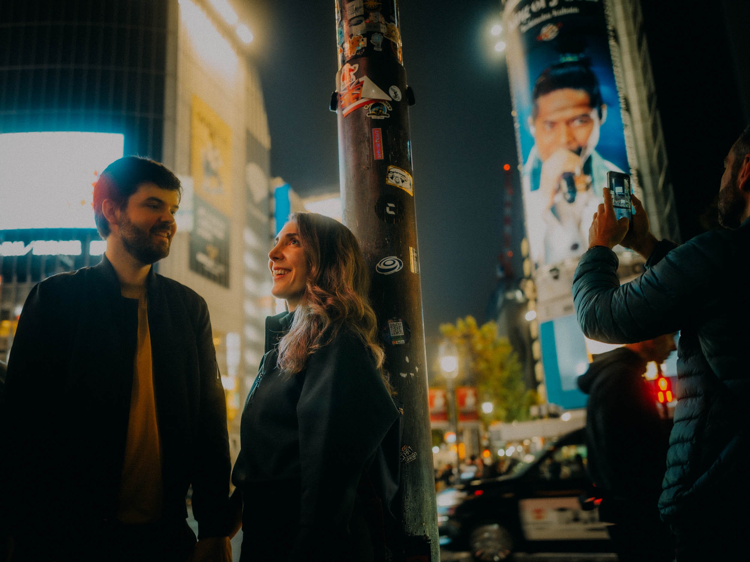 41-tokyo-couple-shibuya-playful-night-landscape-leica-q3.jpg