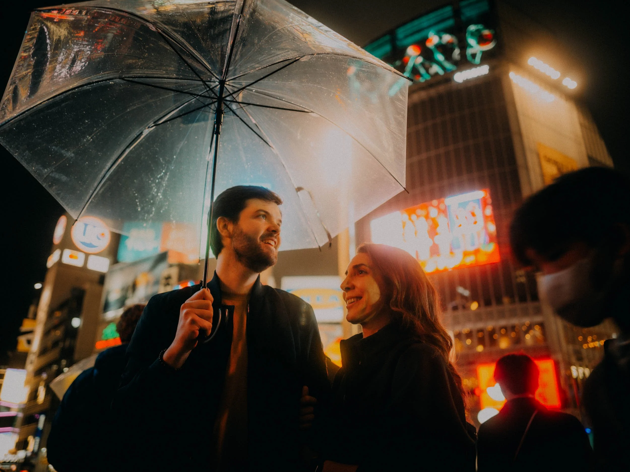 42-tokyo-couple-shibuya-rainy-glow-landscape-leica-q3.jpg
