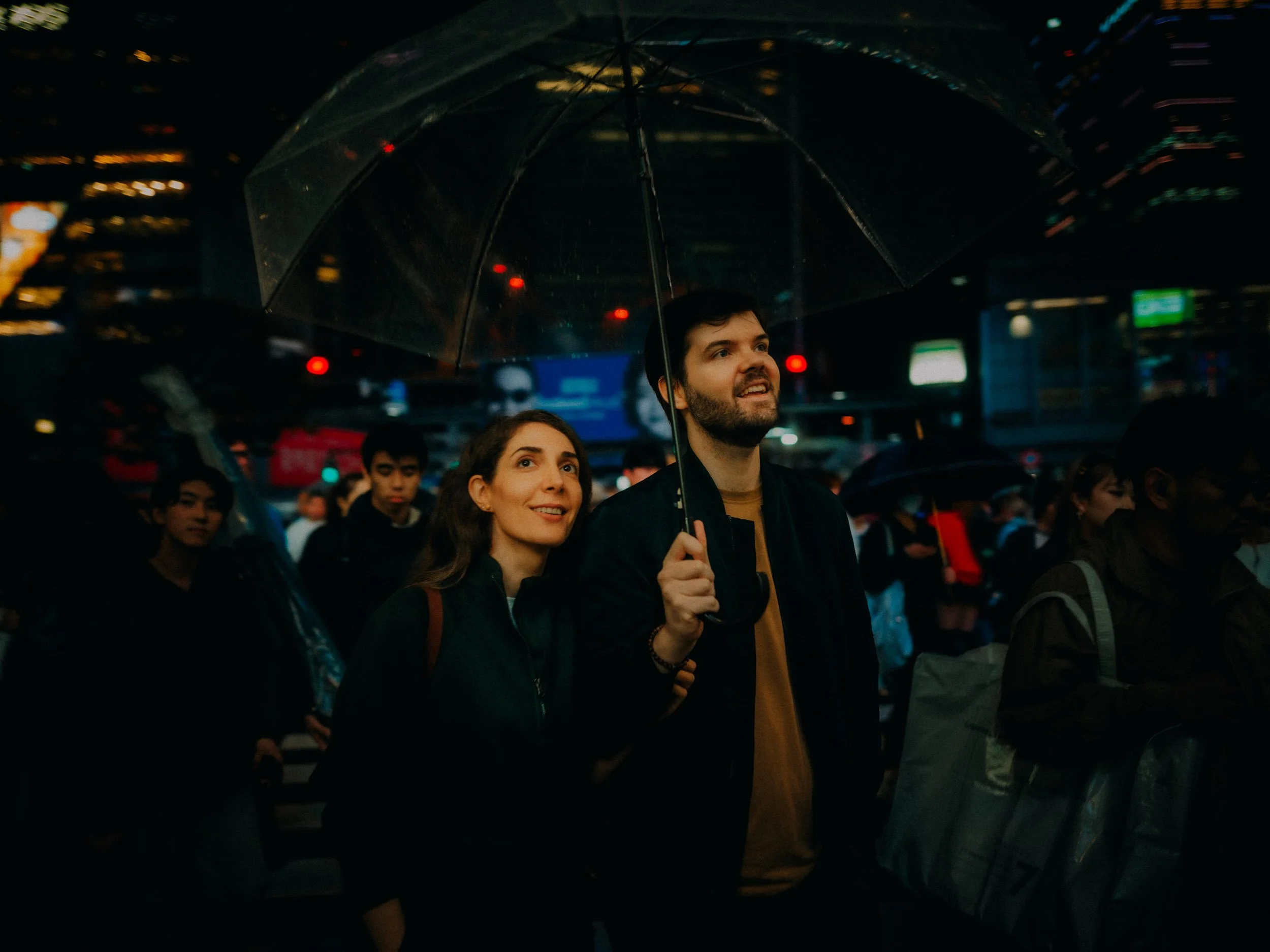 44-tokyo-couple-shibuya-scramble-glow-landscape-leica-q3.jpg