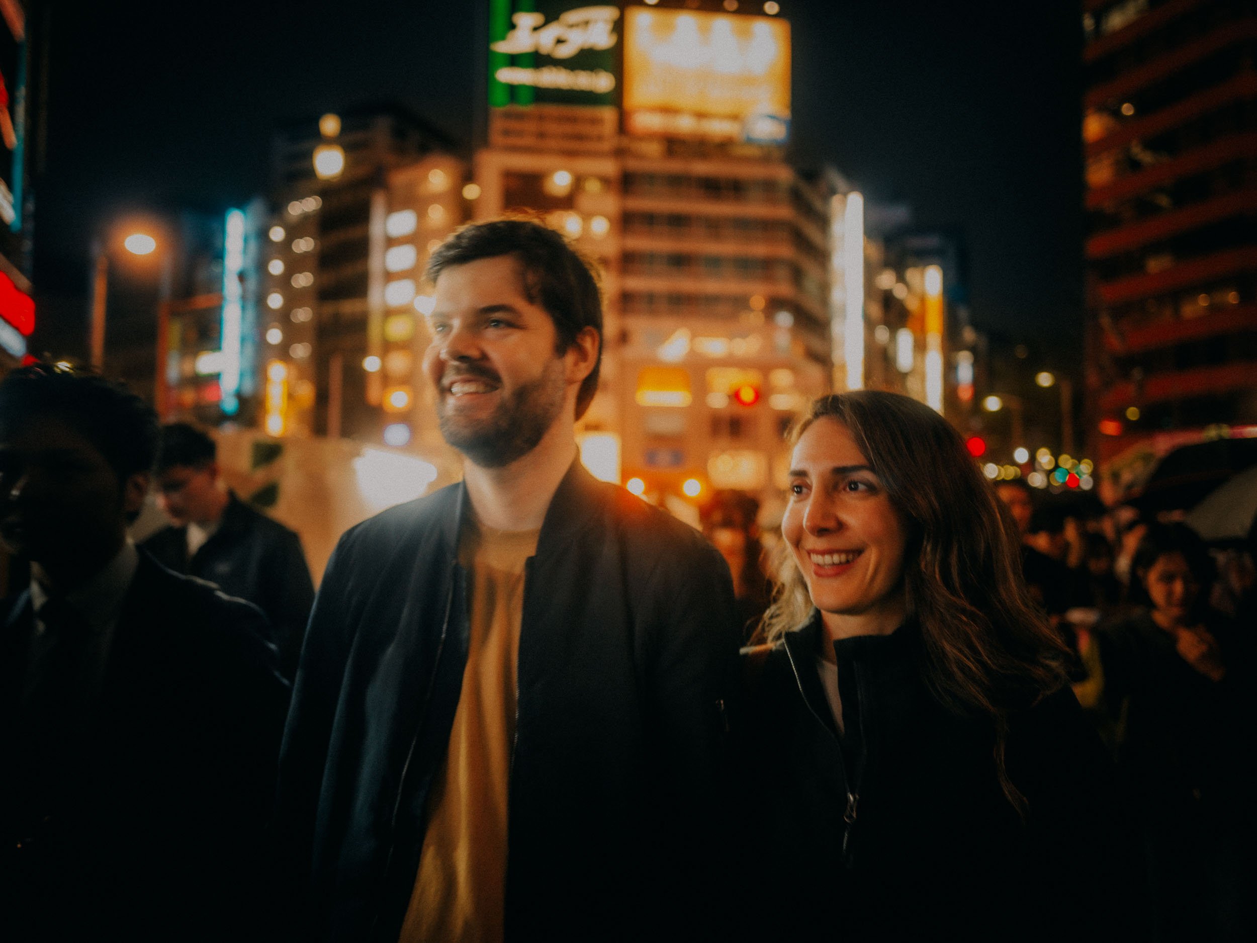 45-tokyo-couple-shibuya-warm-glow-landscape-leica-q3.jpg