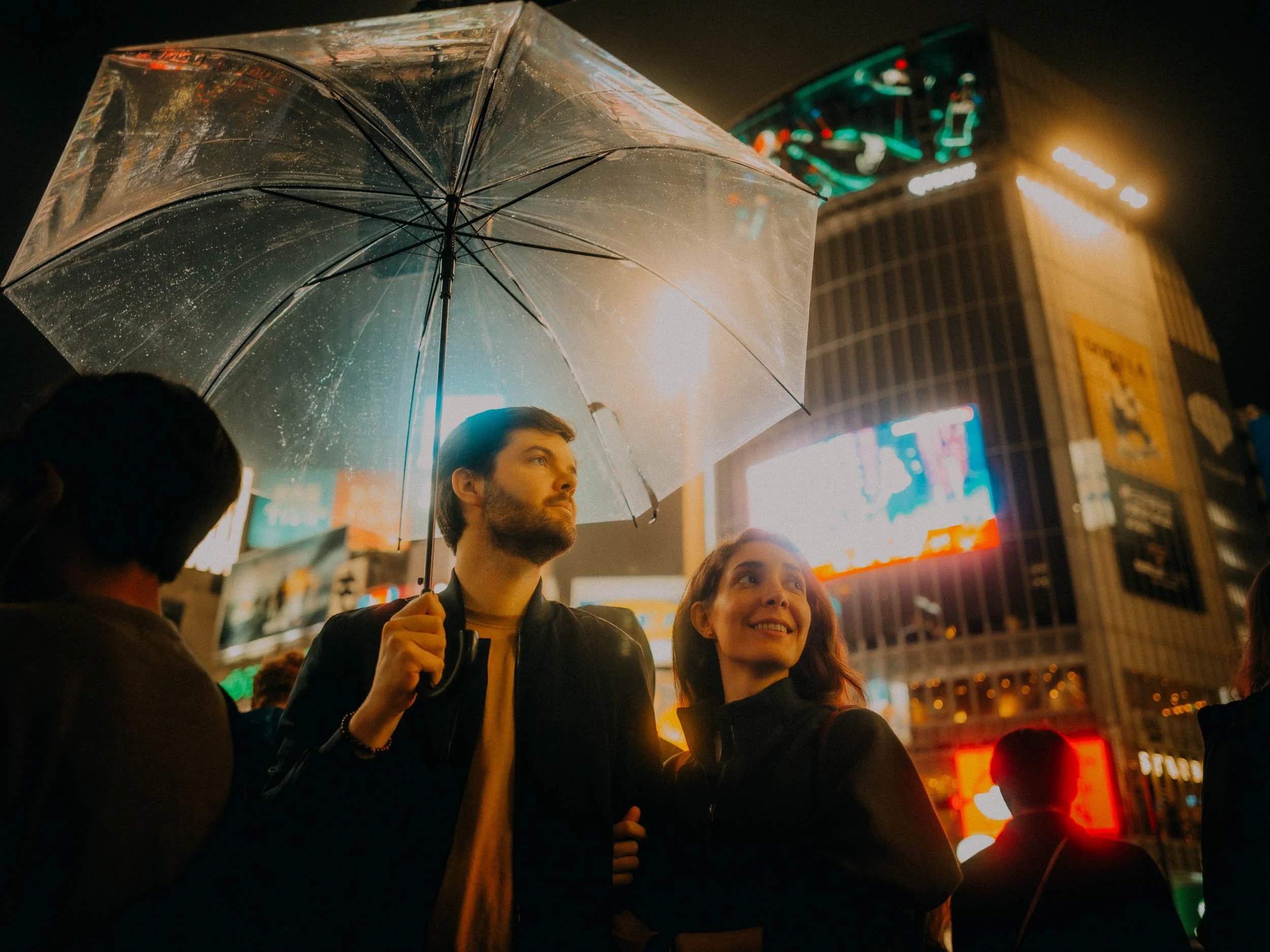 46-tokyo-couple-shibuya-hero-glow-landscape-leica-q3.jpg