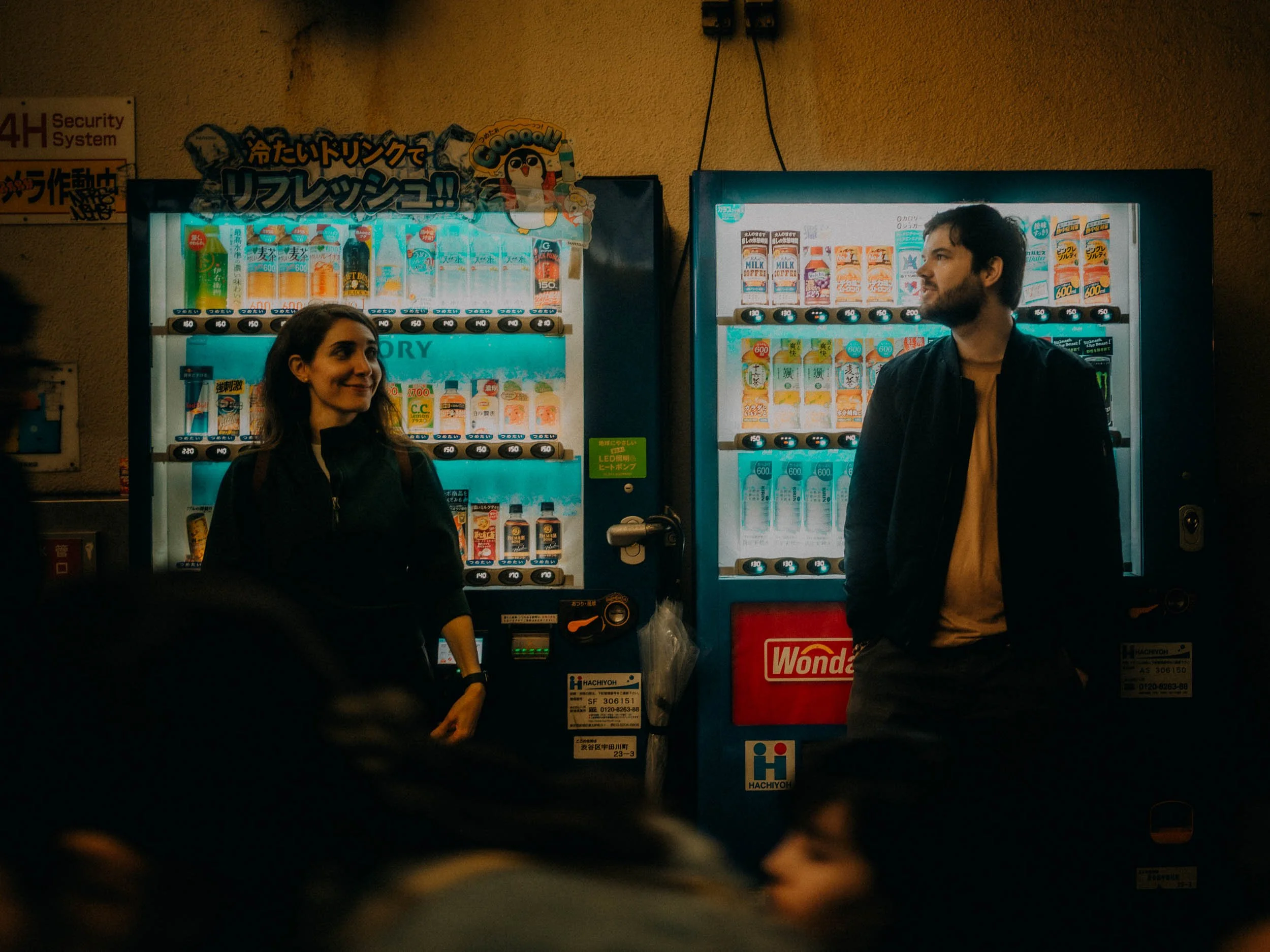 47-tokyo-couple-shibuya-chill-candid-landscape-leica-q3.jpg