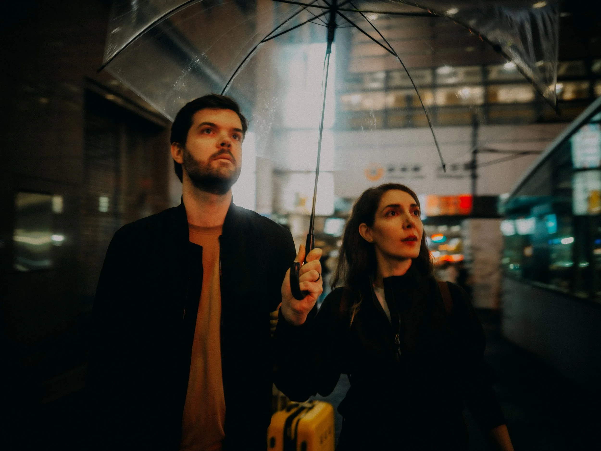 48-tokyo-couple-shibuya-midnight-glow-landscape-leica-q3.jpg