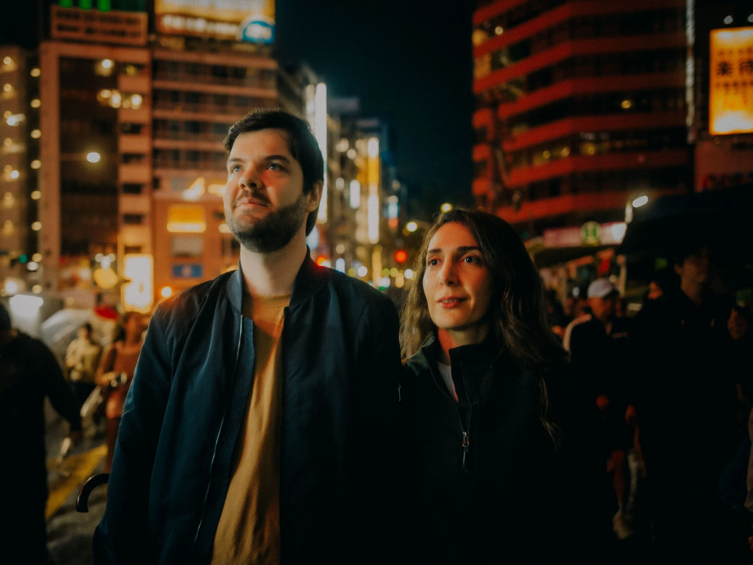 49-tokyo-couple-shibuya-nightwalk-glow-landscape-leica-q3.jpg