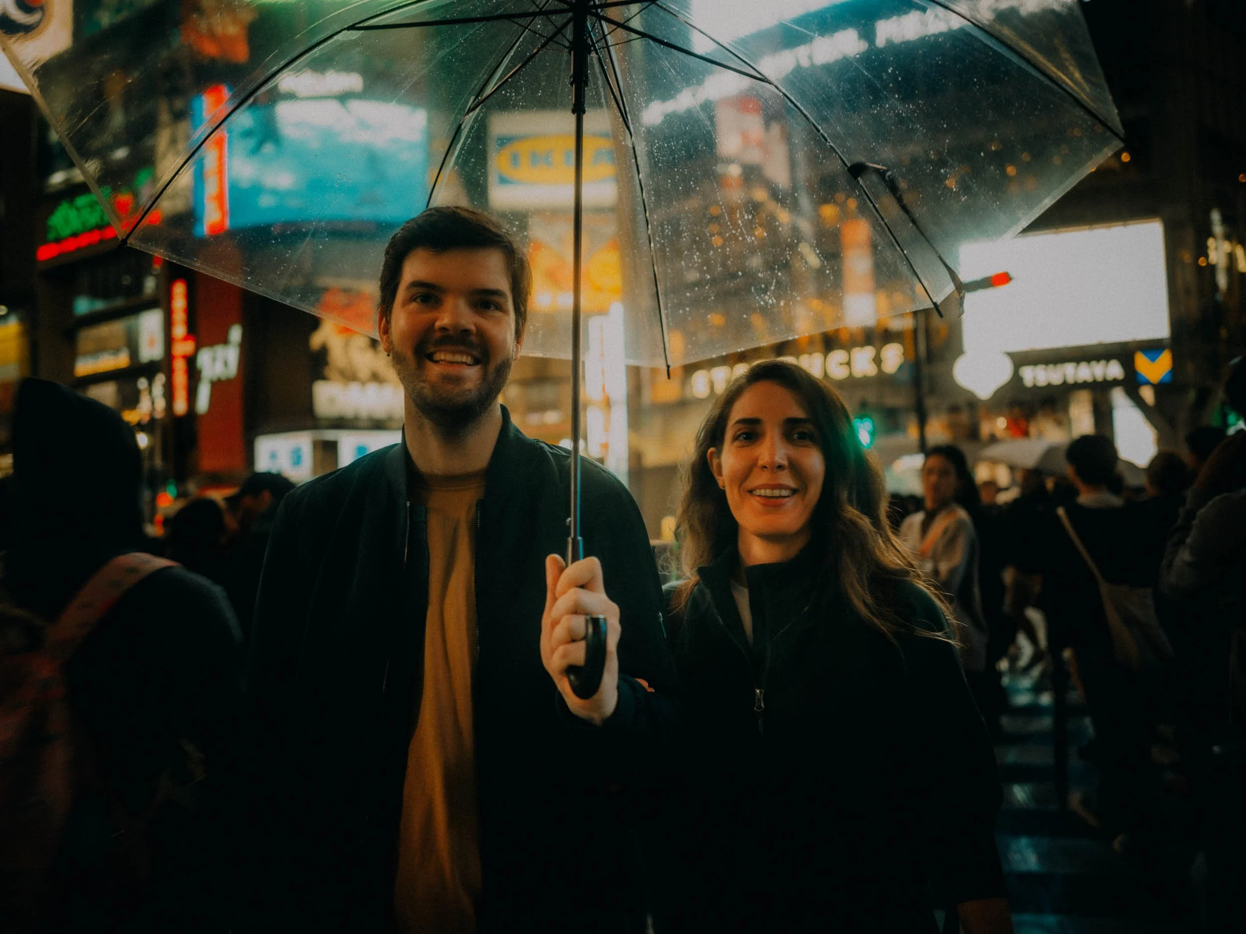 50-tokyo-couple-shibuya-nightlights-smile-landscape-leica-q3.jpg