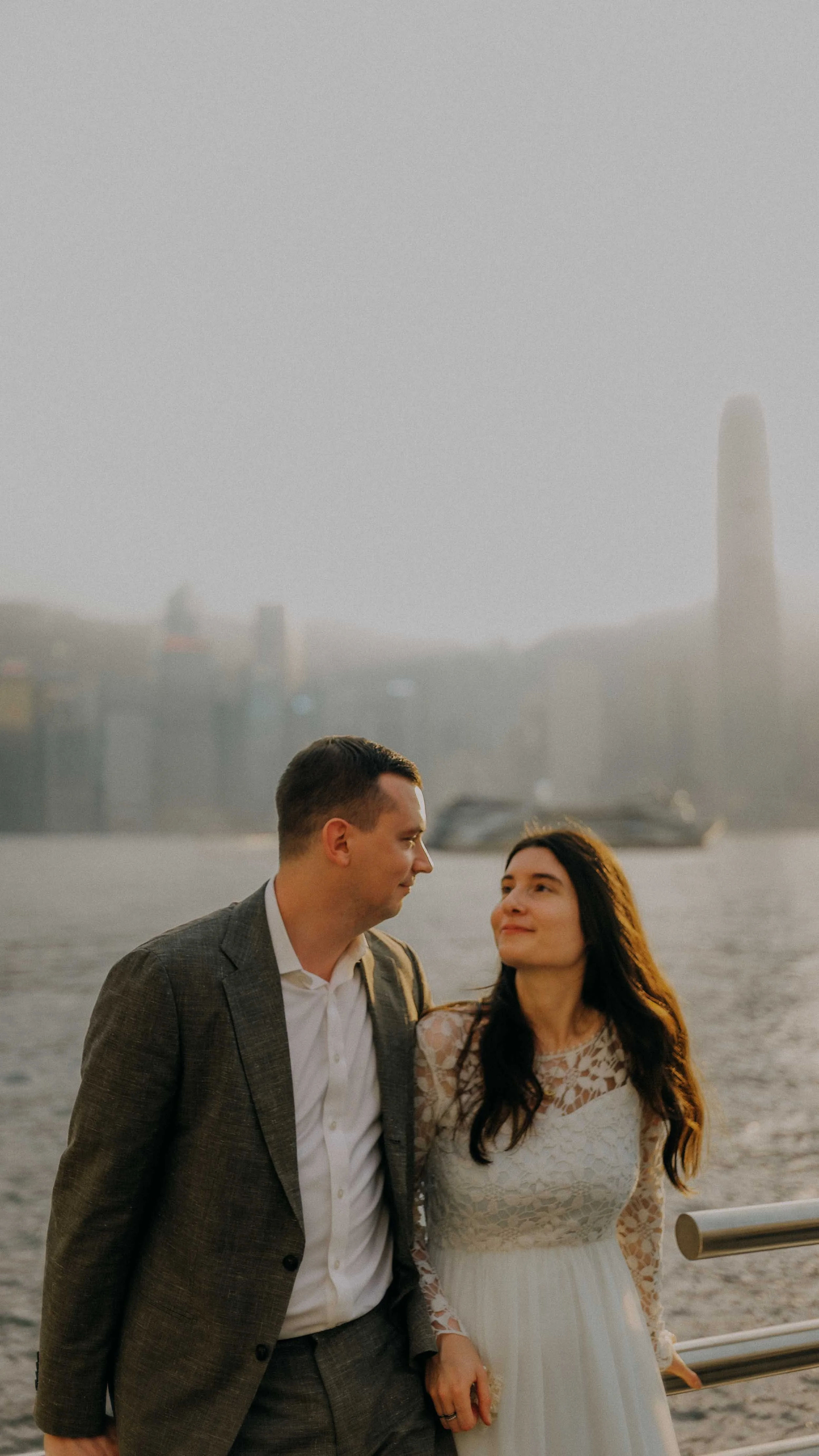 2-hongkong-elopement-wedding-harbour-portrait-leica-sl2.jpg